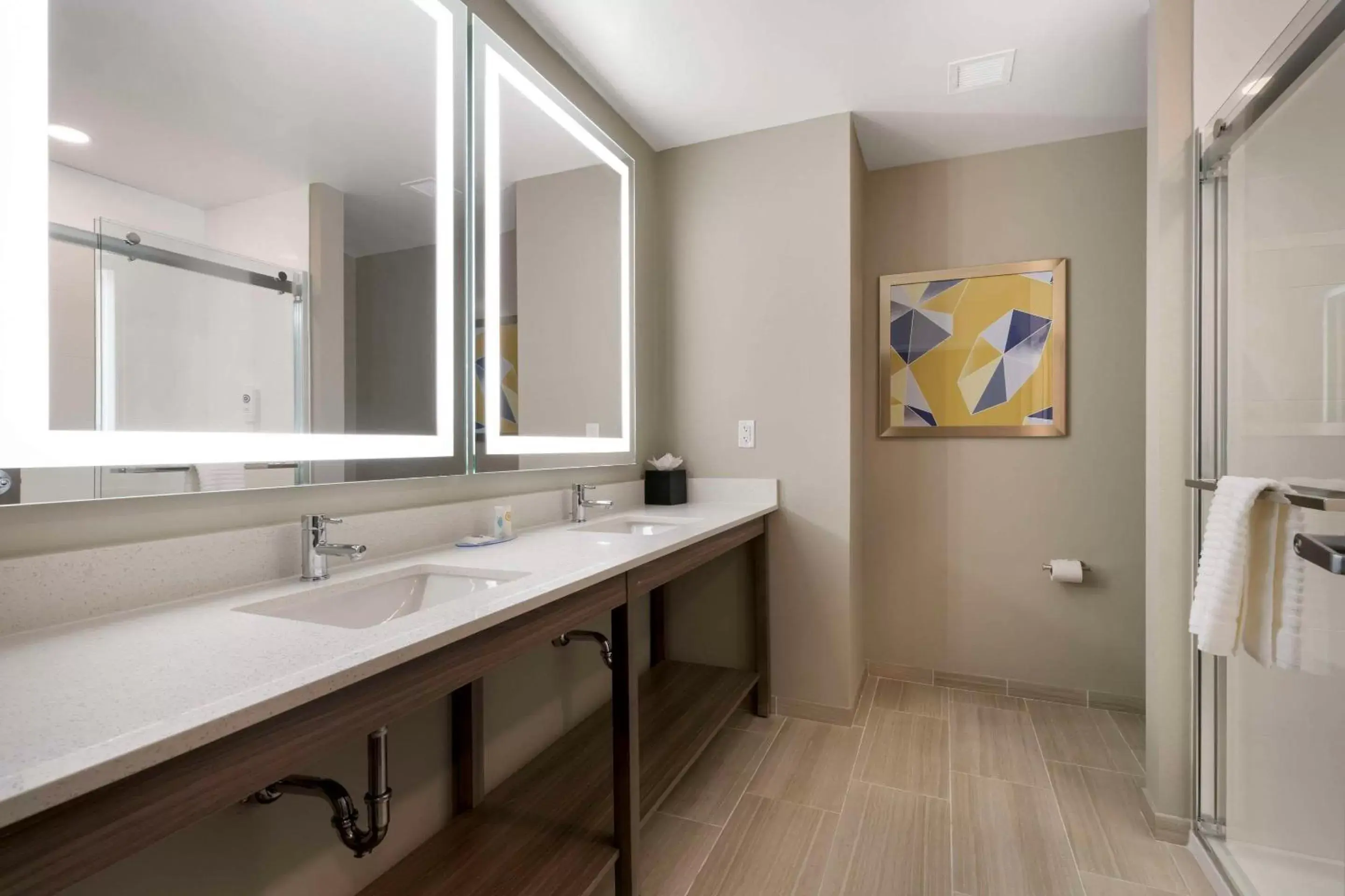 Bedroom, Bathroom in Comfort Suites Orlando Lake Buena Vista