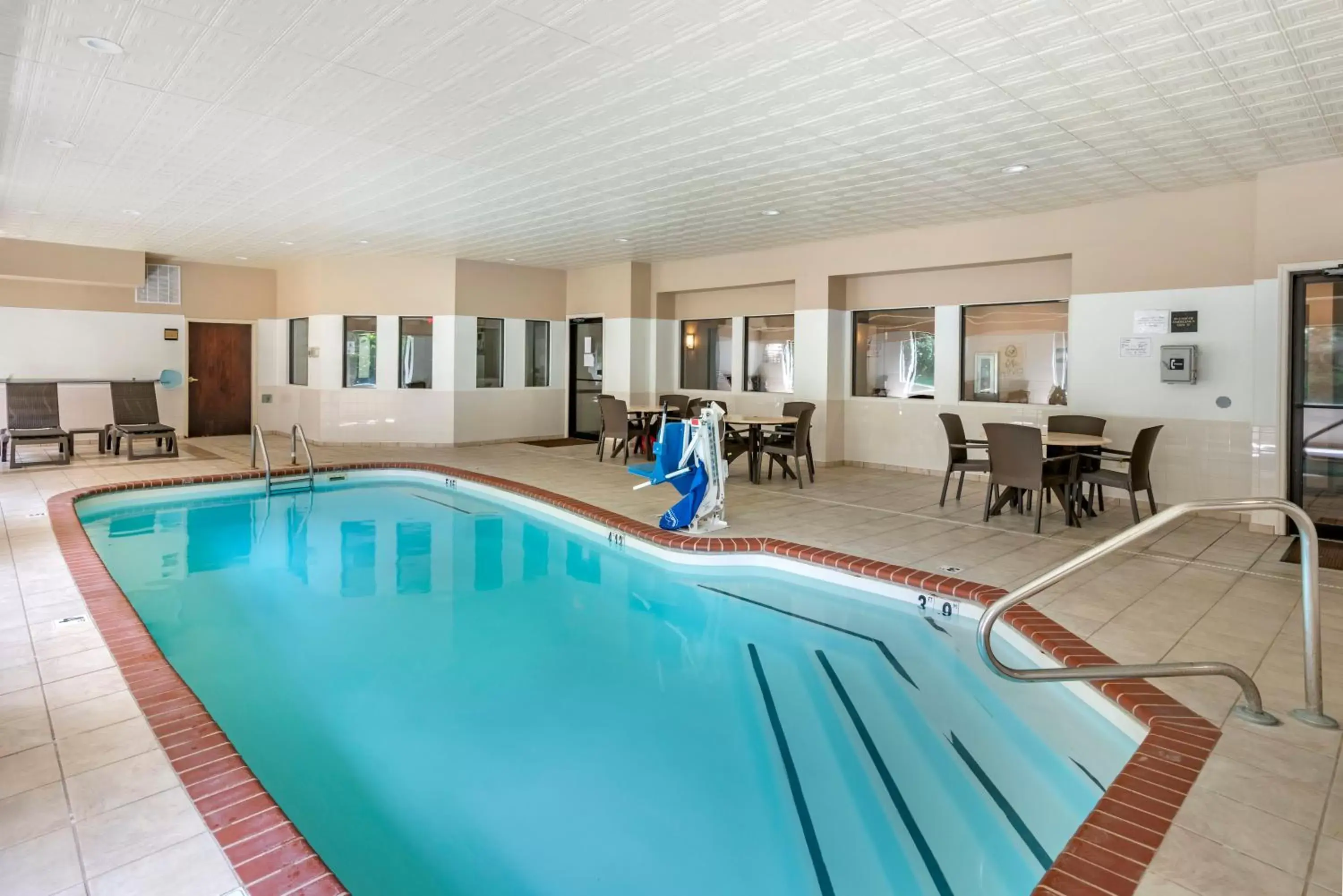 Swimming Pool in Comfort Inn & Suites St Louis-O'Fallon