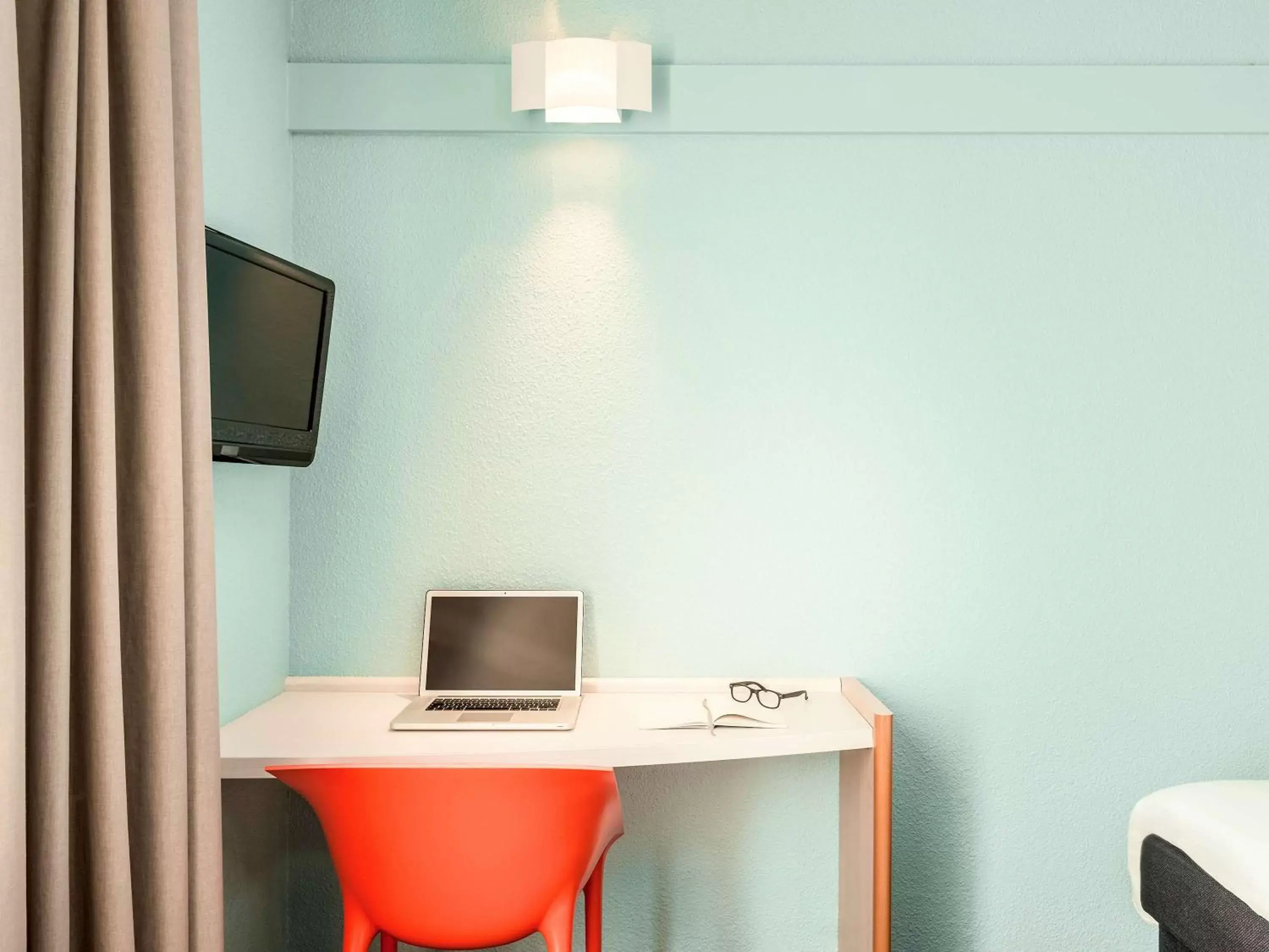 Photo of the whole room, TV/Entertainment Center in ibis Paris Boulogne Billancourt