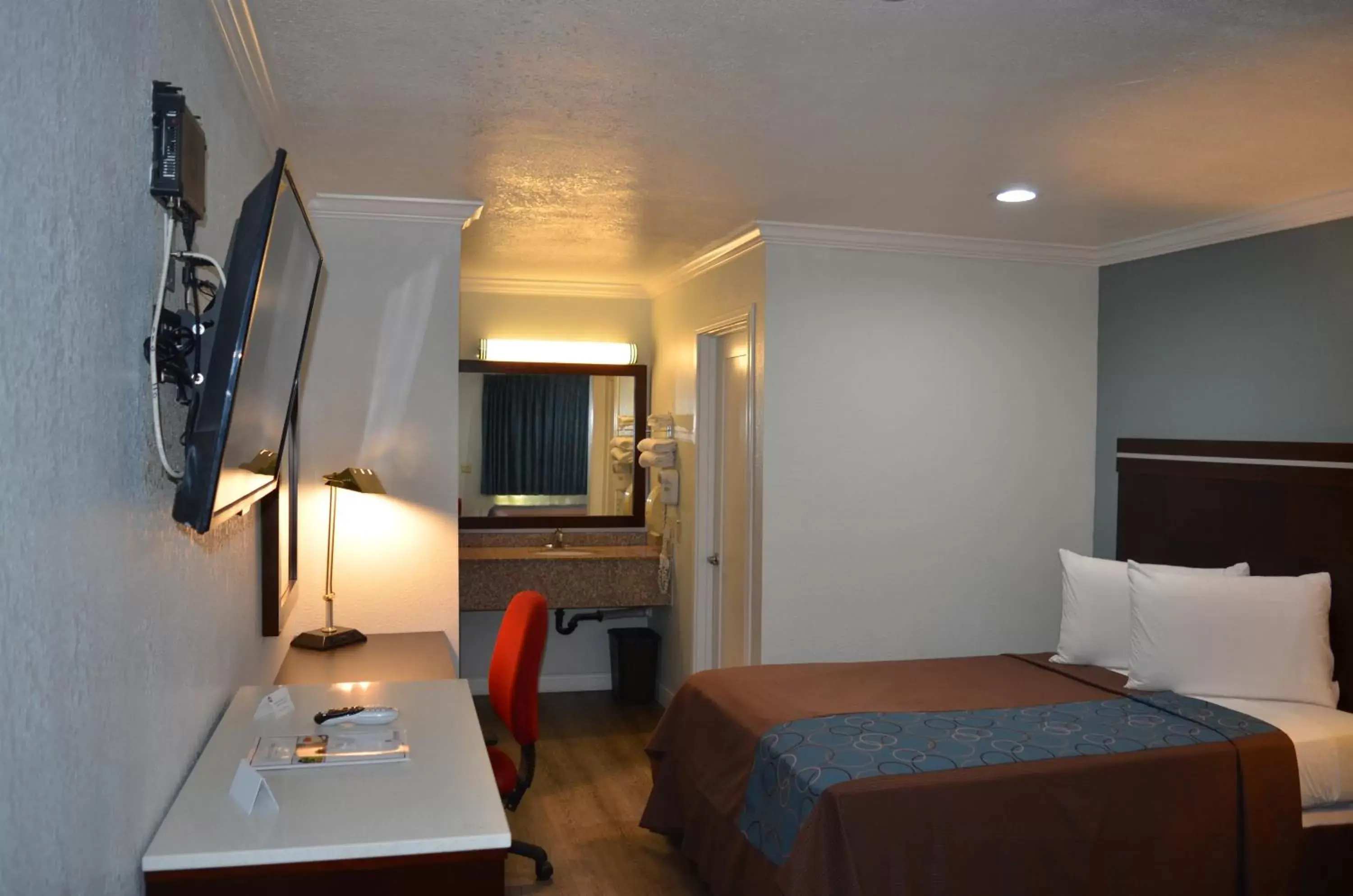 Photo of the whole room, Bed in Welcome Inn Corona