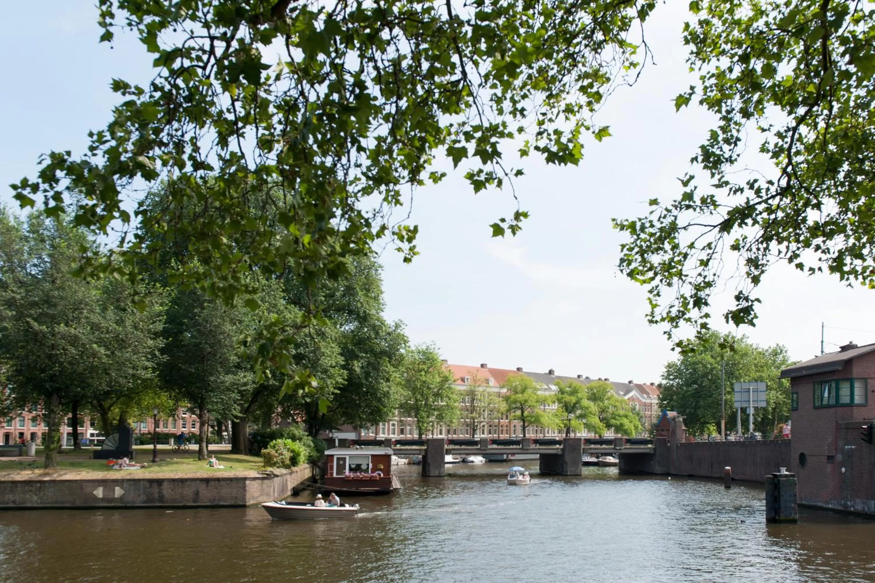 Area and facilities in Westerpark Suites