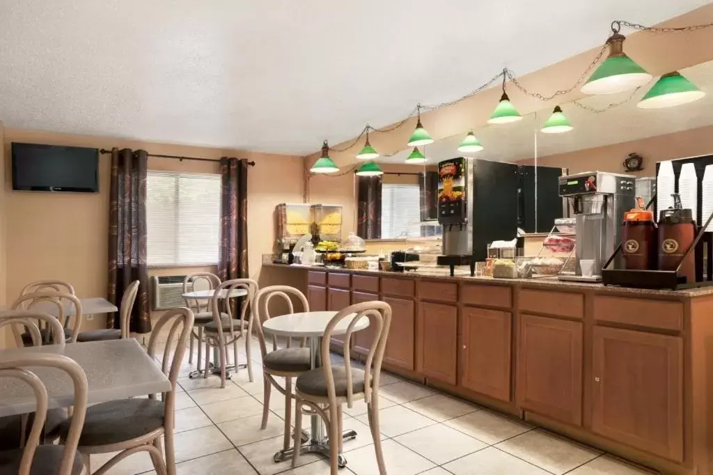 Restaurant/Places to Eat in Travelodge by Wyndham Muskegon