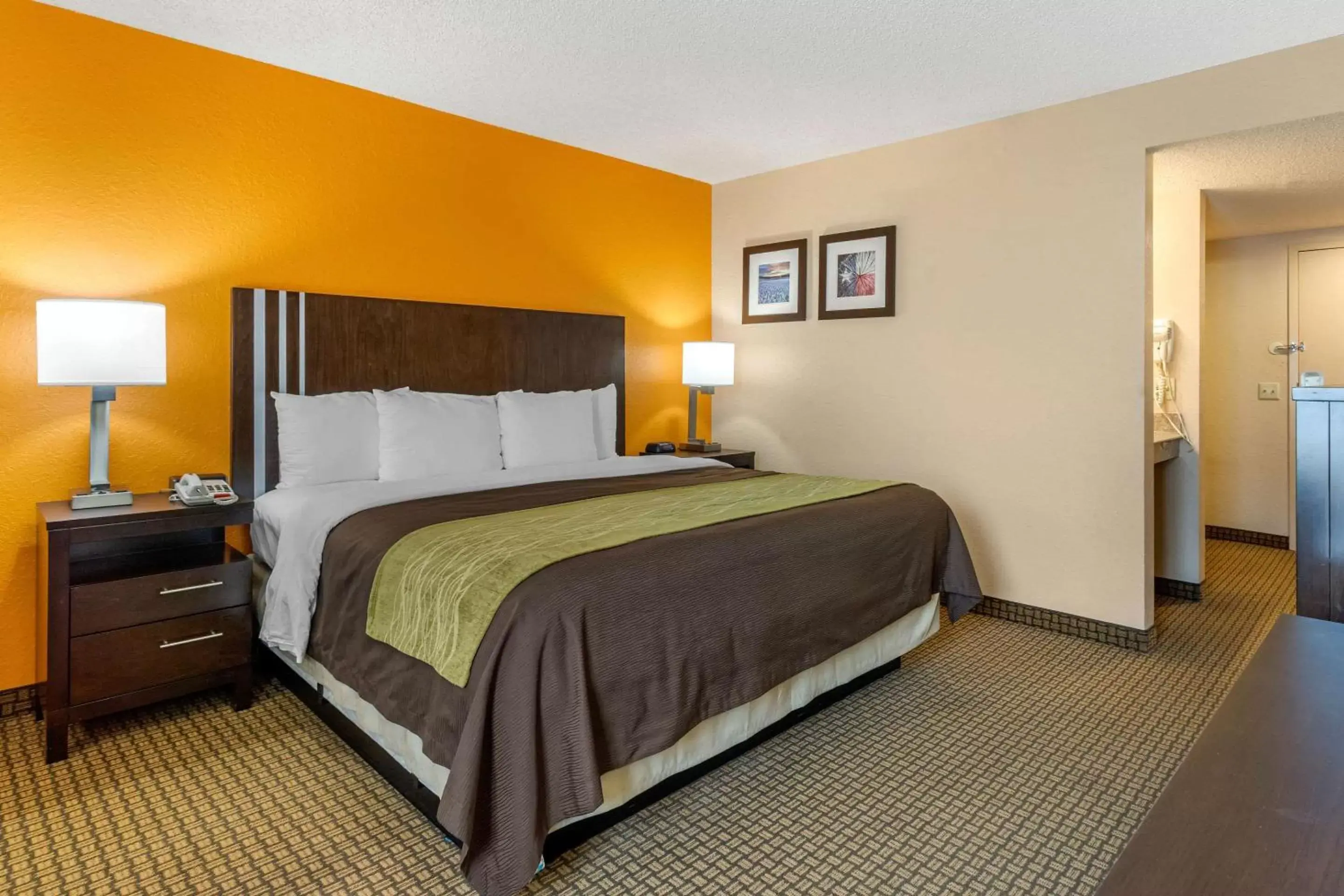 Bedroom, Bed in Comfort Inn 290/NW