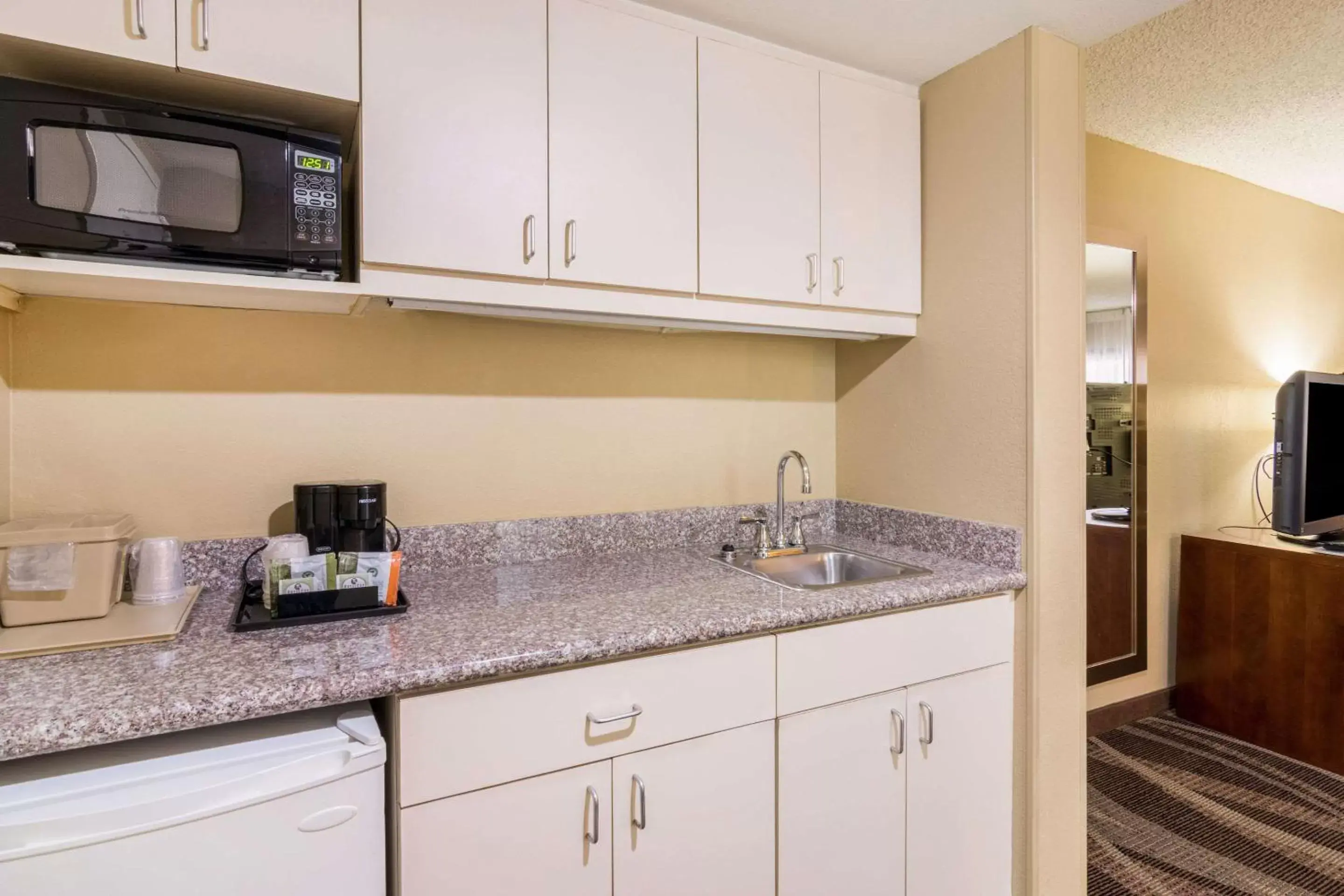 Bedroom, Kitchen/Kitchenette in Comfort Inn Pensacola - University Area