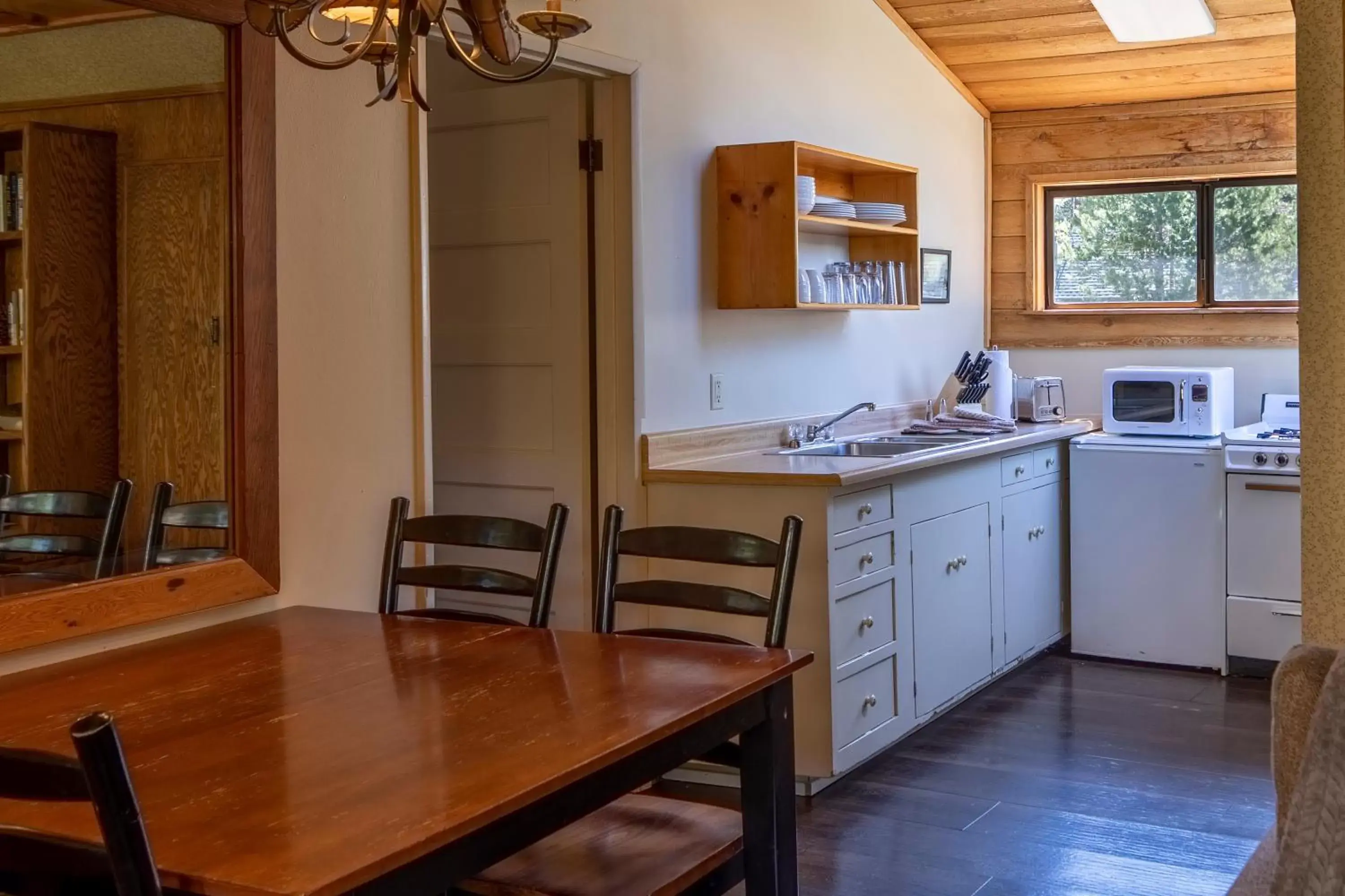 Kitchen or kitchenette, Kitchen/Kitchenette in Tamarack Lodge