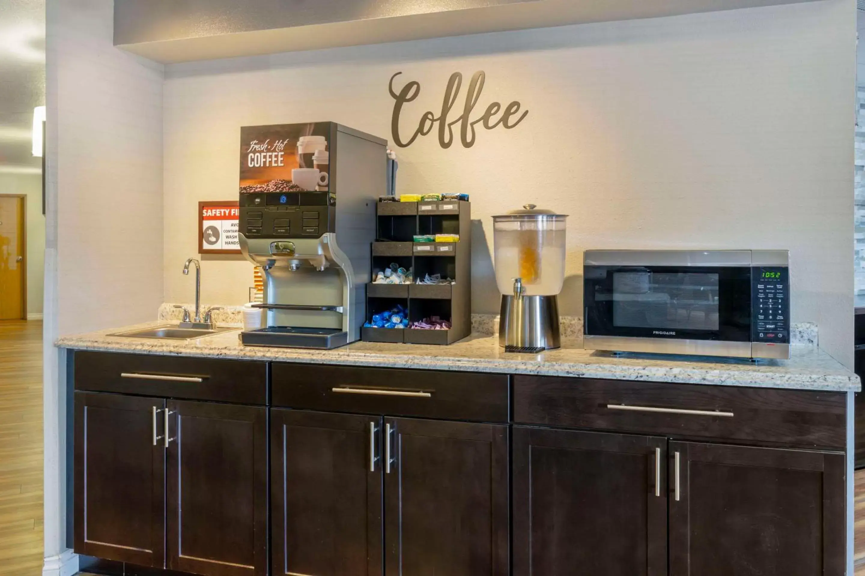 Breakfast, Kitchen/Kitchenette in Econo Lodge Missoula