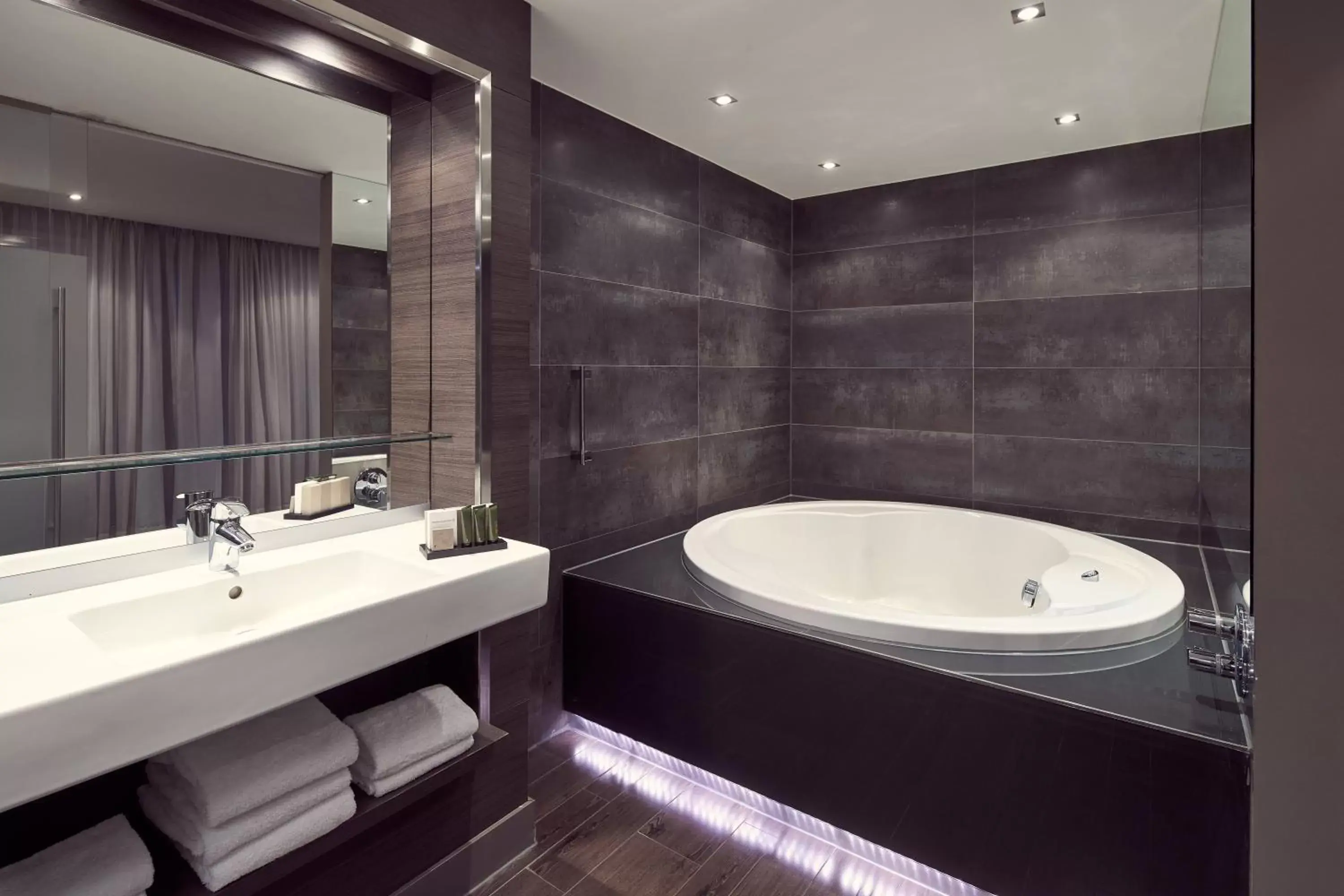 Spa and wellness centre/facilities, Bathroom in Van der Valk Hotel Gilze-Tilburg