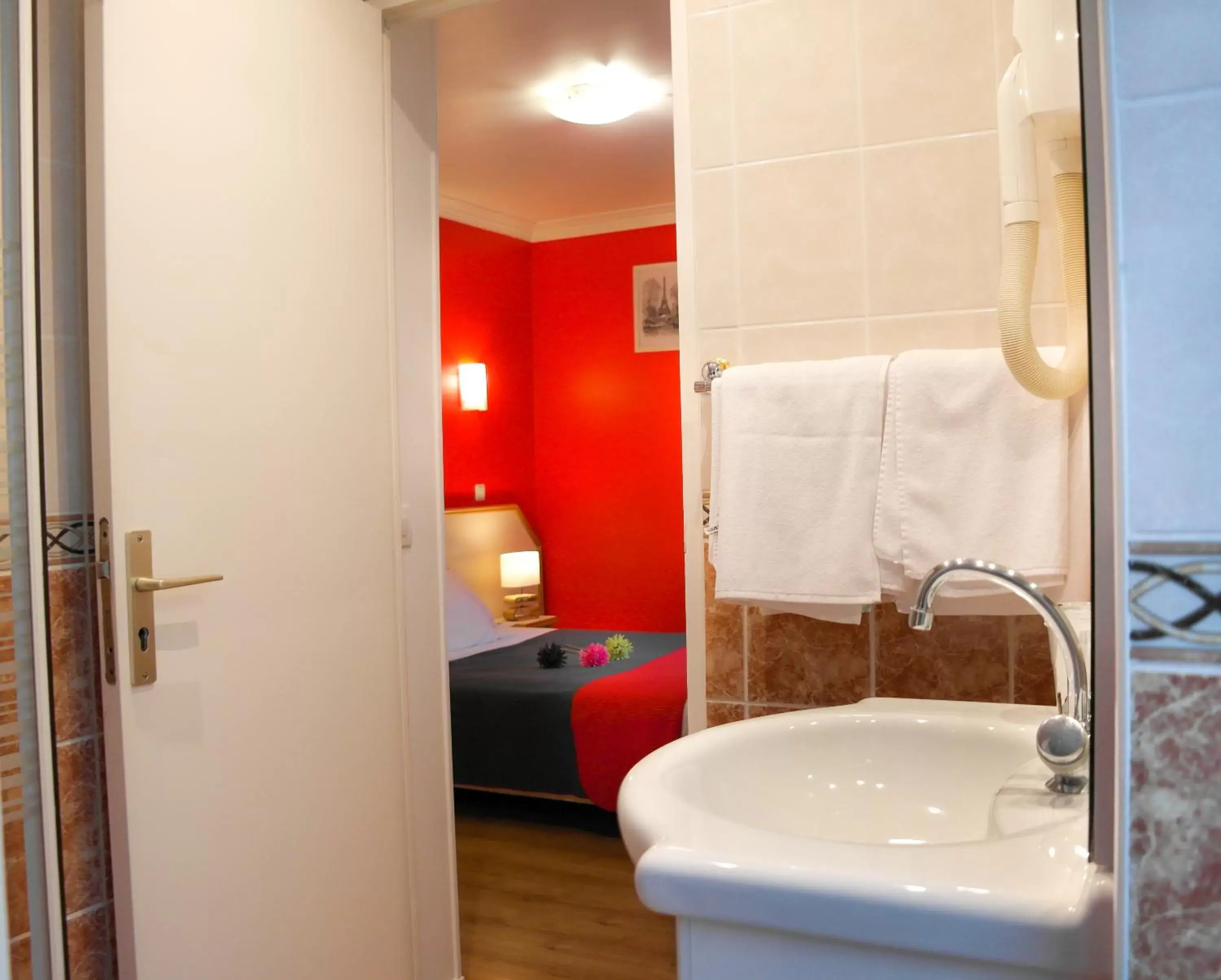Bedroom, Bathroom in Hotel Audran