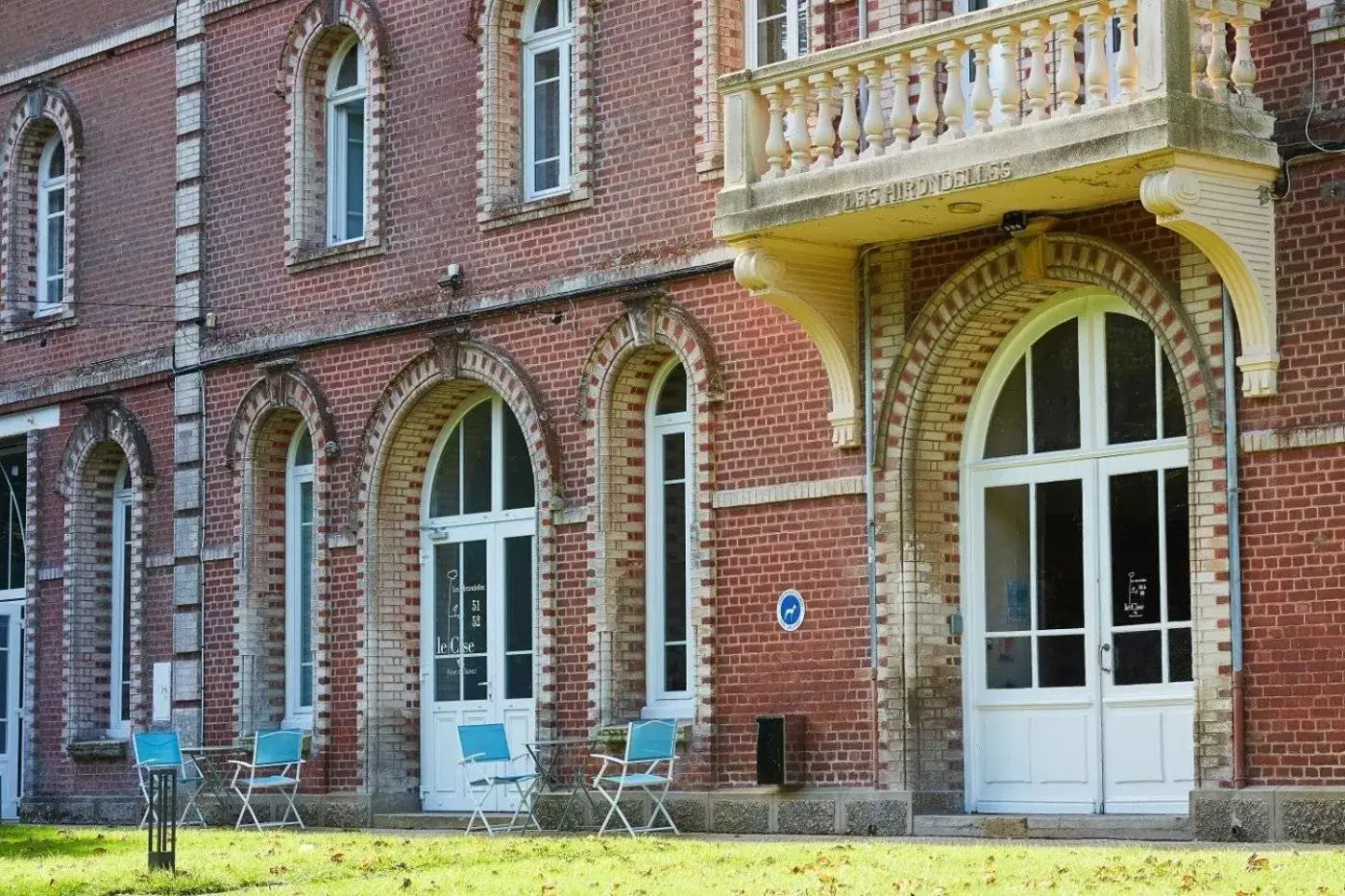 Facade/entrance in The Originals Hôtel Le Cise Restaurant Chambres et Suites Facade/entrance in The Originals Hôtel Le Cise Restaurant Chambres et Suites
