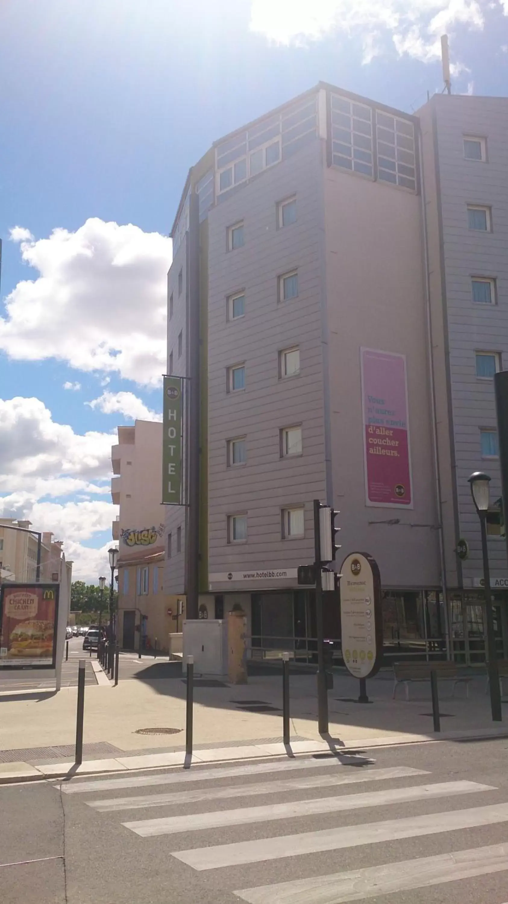 Facade/entrance, Property Building in B&B HOTEL Nîmes Centre Arènes