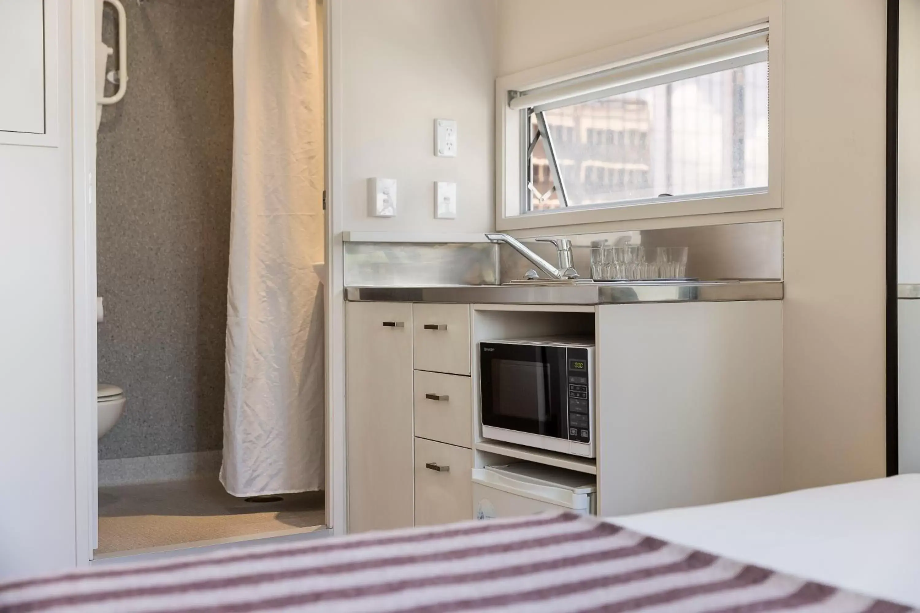 Bathroom, Kitchen/Kitchenette in ibis budget Auckland Central