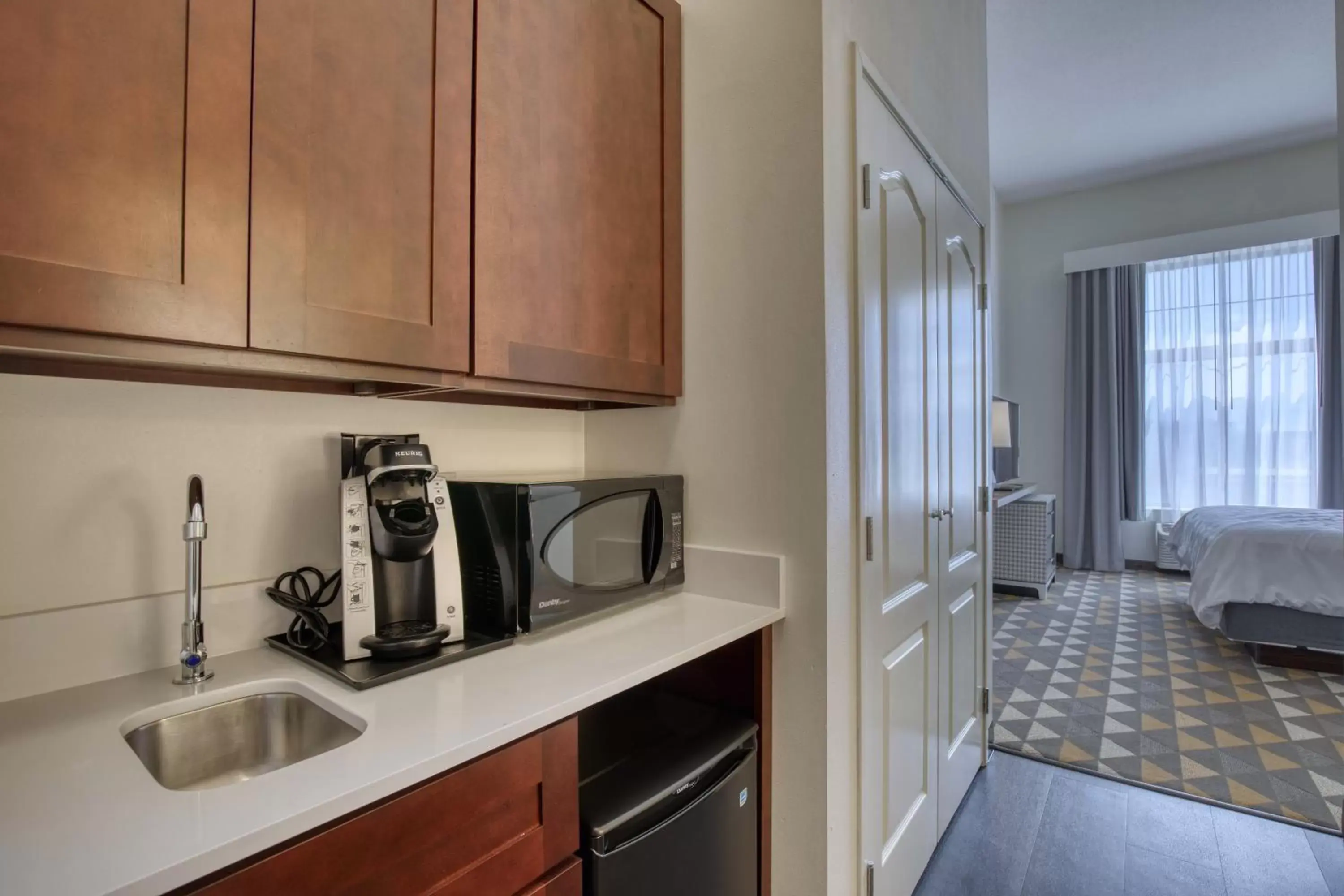 Photo of the whole room, Kitchen/Kitchenette in Holiday Inn Hotel & Suites Madison West, an IHG Hotel