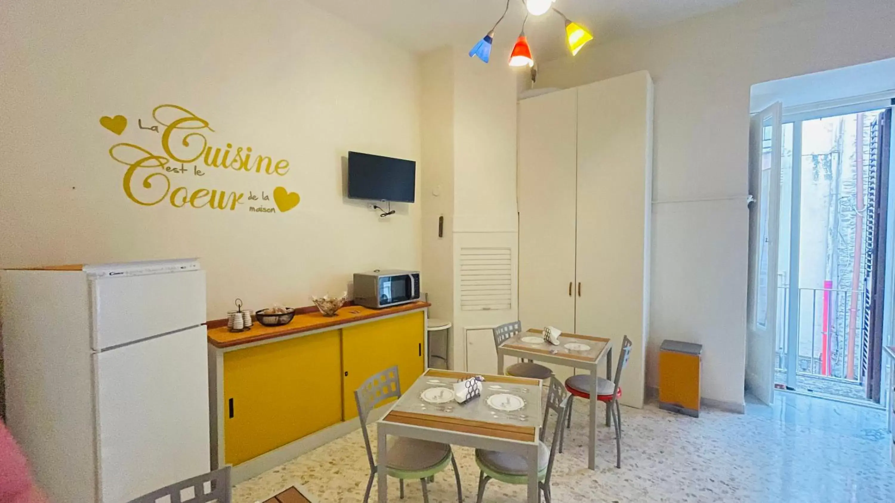 Coffee/tea facilities, TV/Entertainment Center in Bed & Breakfast Al Borgo Antico