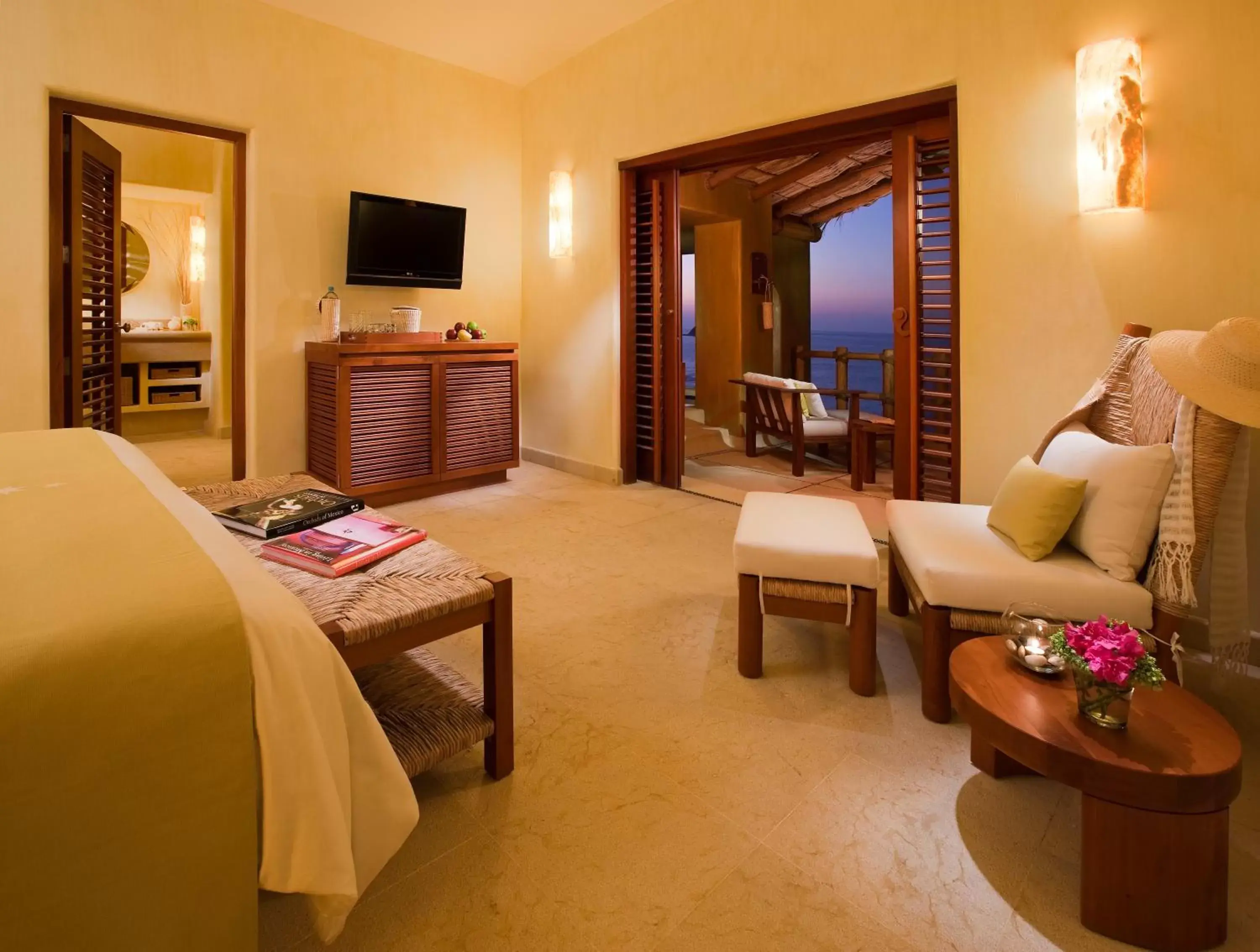 Photo of the whole room, Seating Area in Cala de Mar Resort & Spa Ixtapa