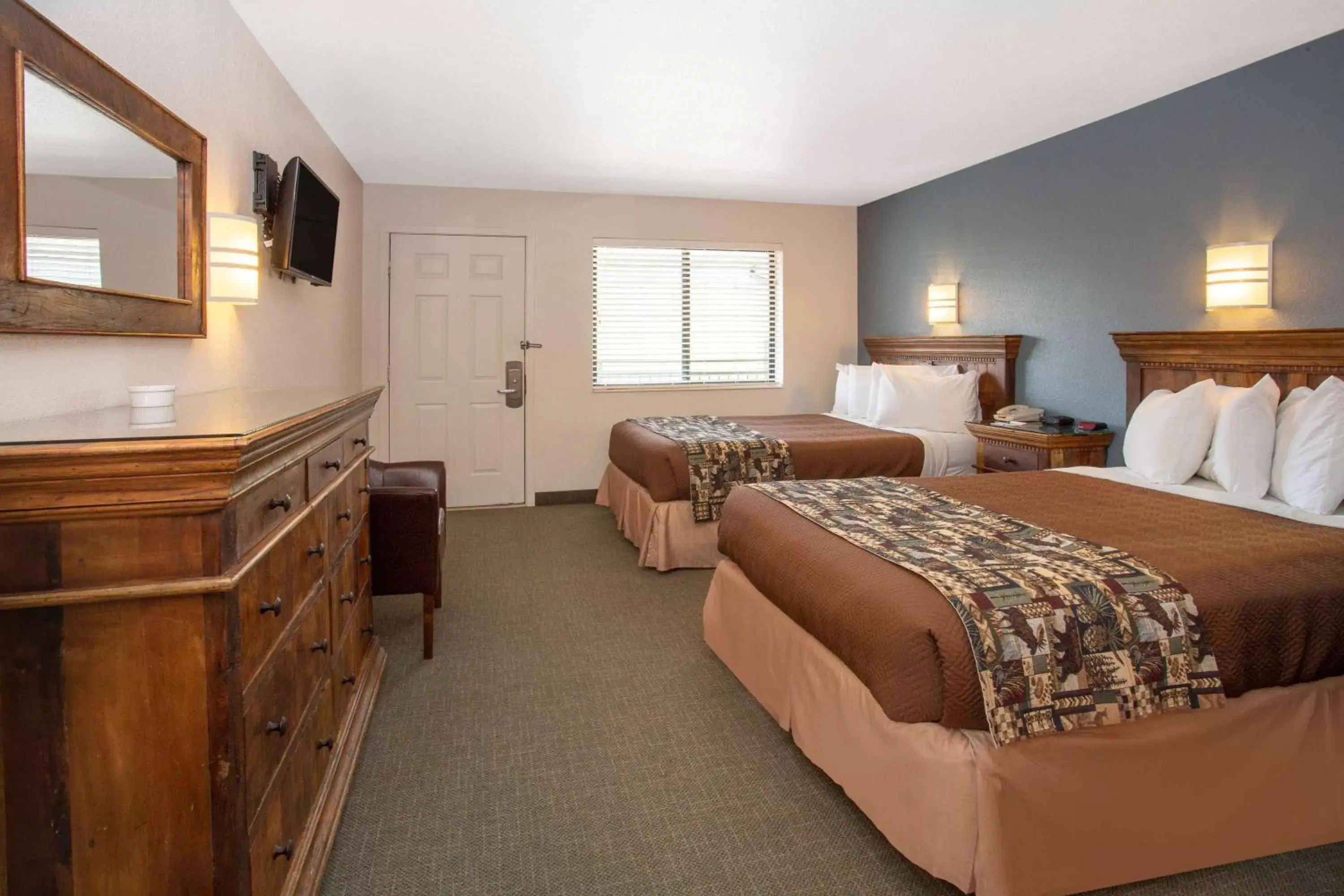 Photo of the whole room, Bed in Travelodge by Wyndham Gardiner Yellowstone Park North Entr