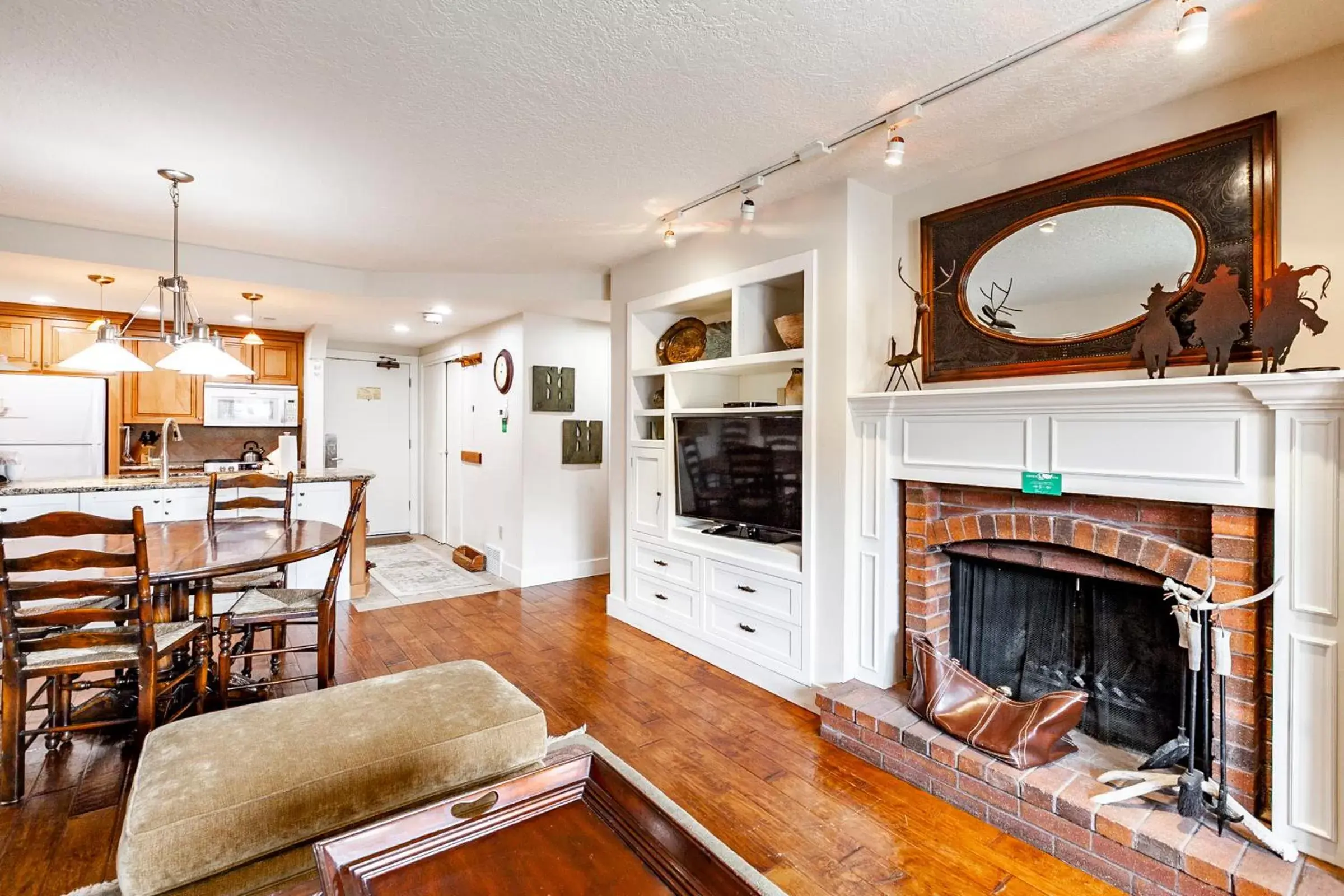 Living room, Kitchen/Kitchenette in Shadow Ridge