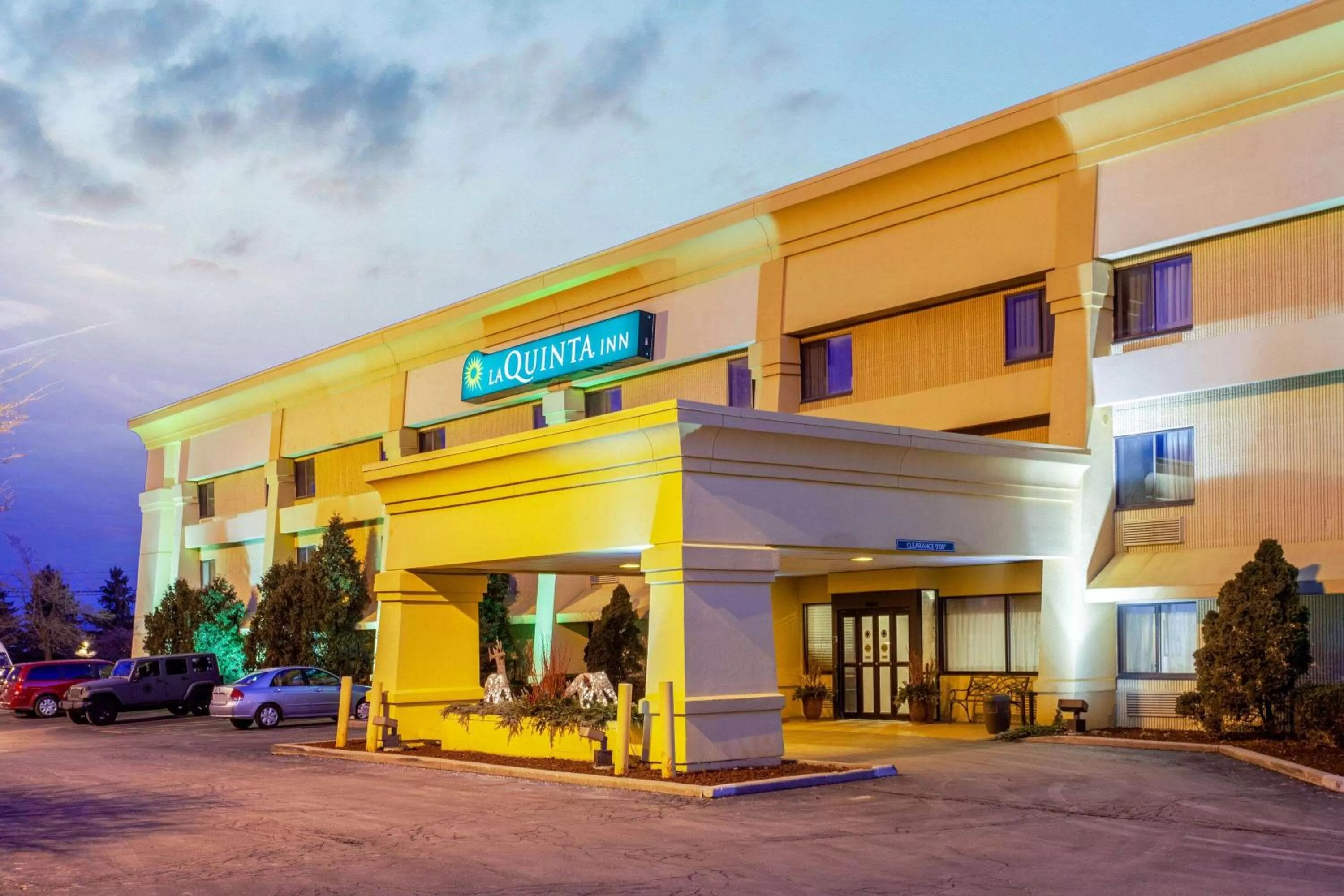 Property building in La Quinta Inn by Wyndham Milwaukee Airport / Oak Creek