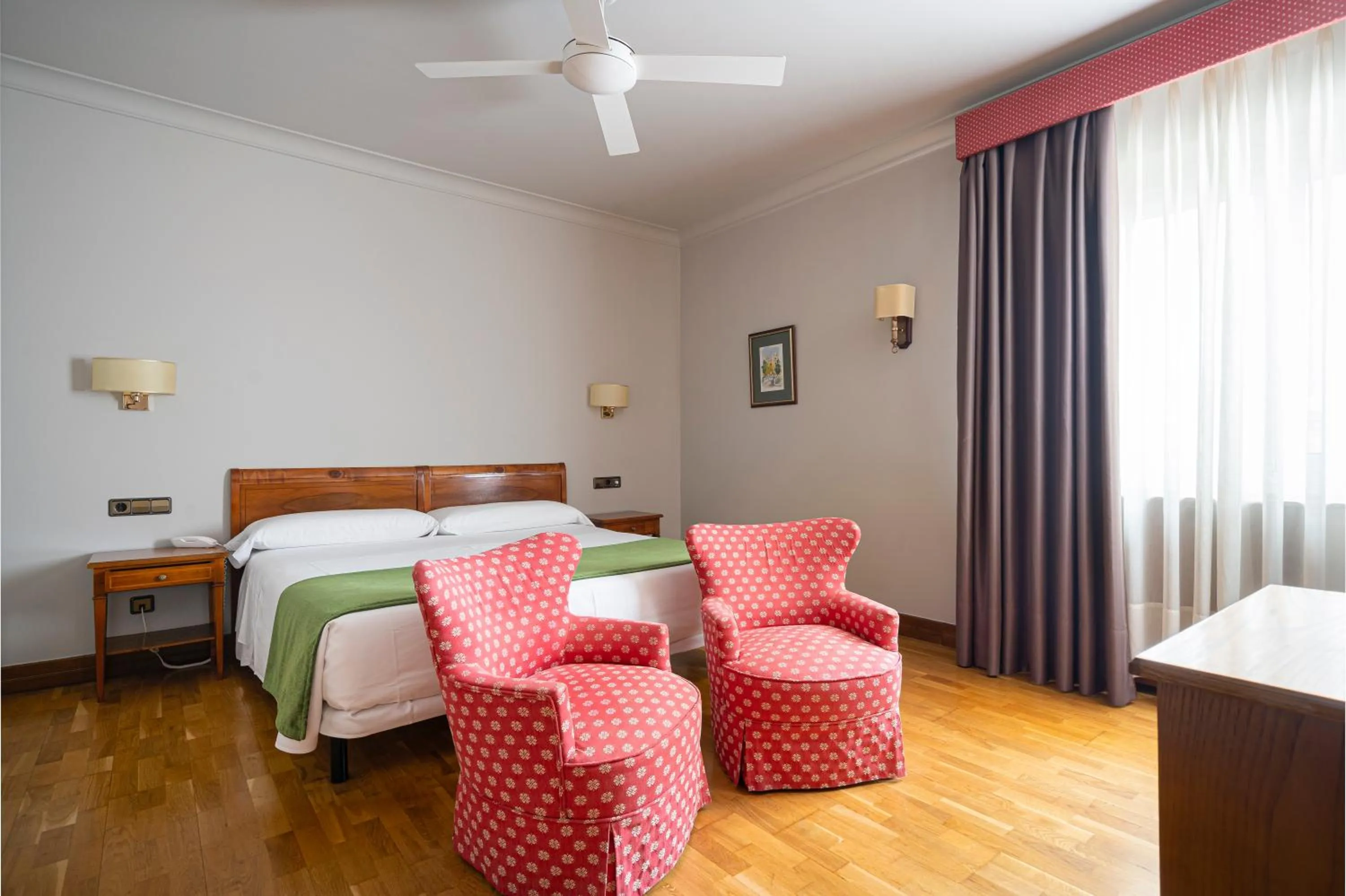 Photo of the whole room, Bed in Hotel Hernán Cortés