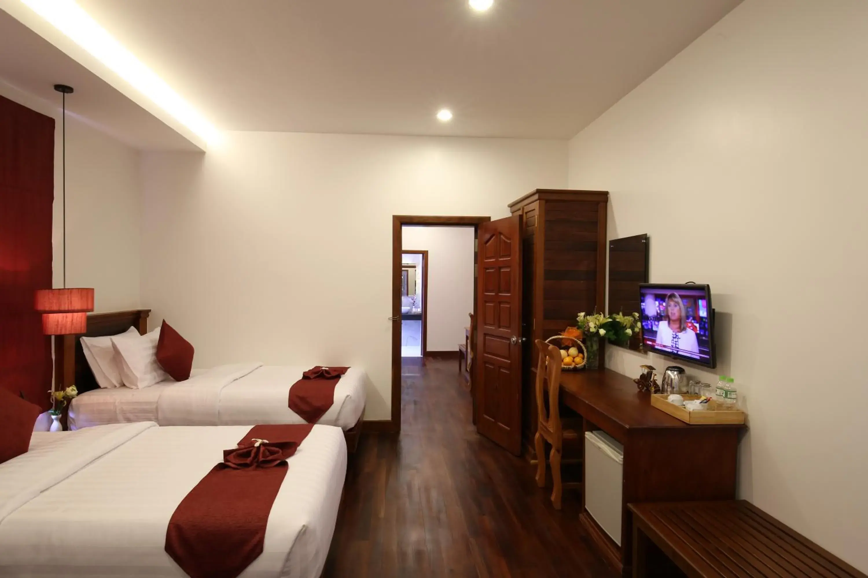 Bed, TV/Entertainment Center in Holy Angkor Hotel