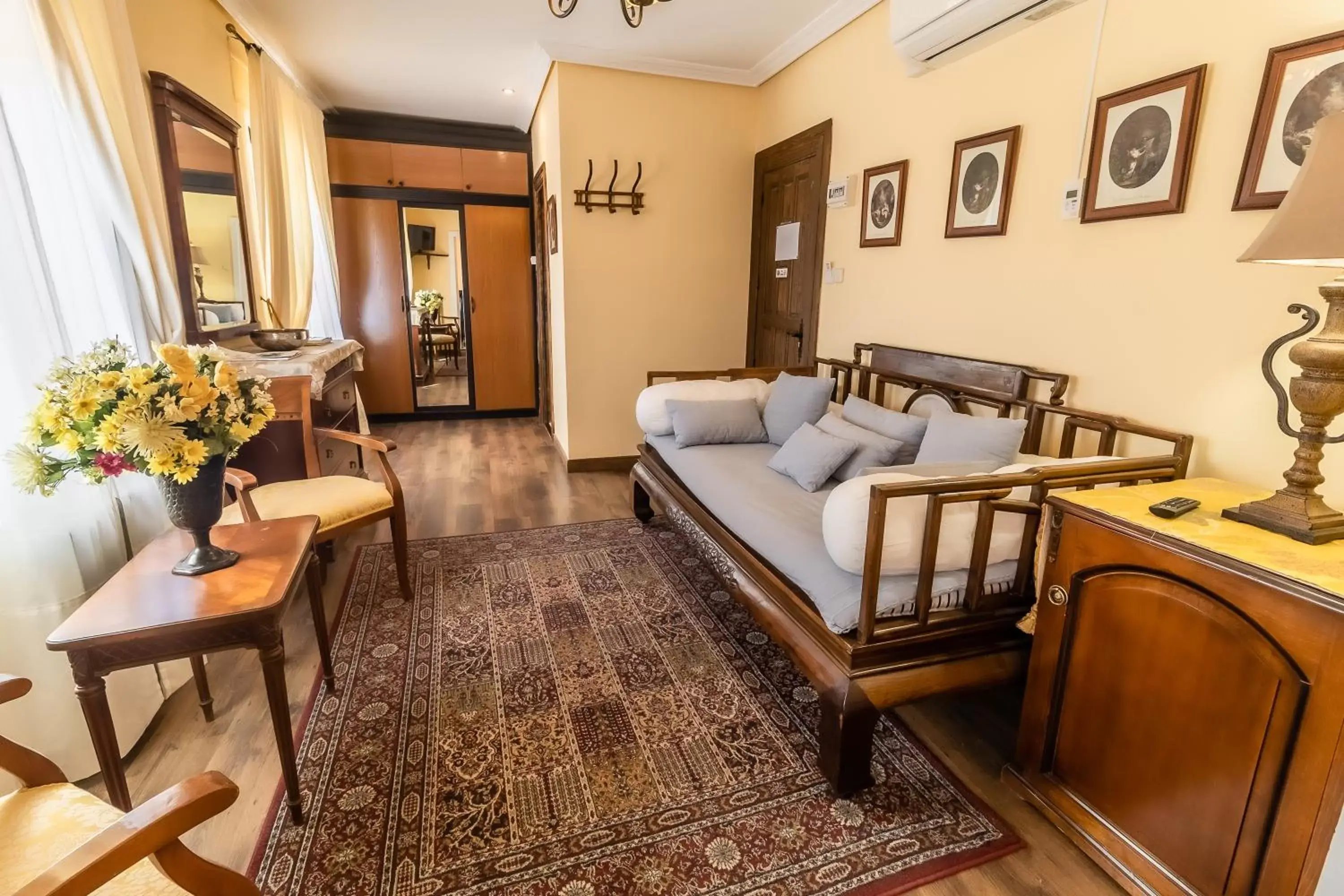 Photo of the whole room, Seating Area in Posada Real Quinta San Jose