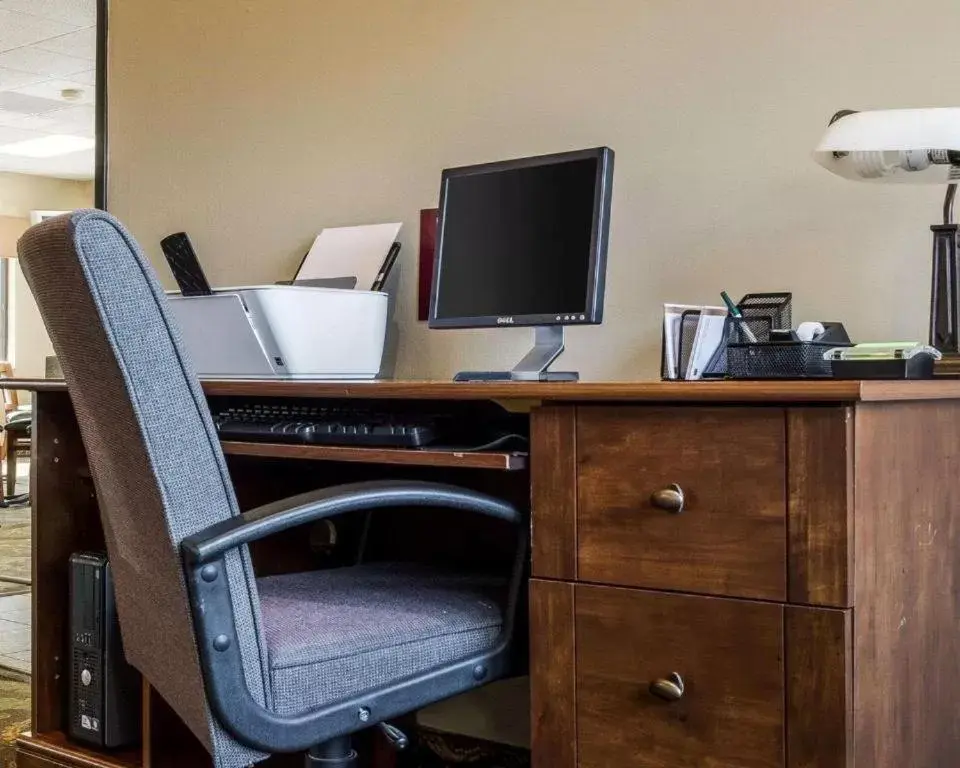 Business facilities in Quality Suites Near West Acres