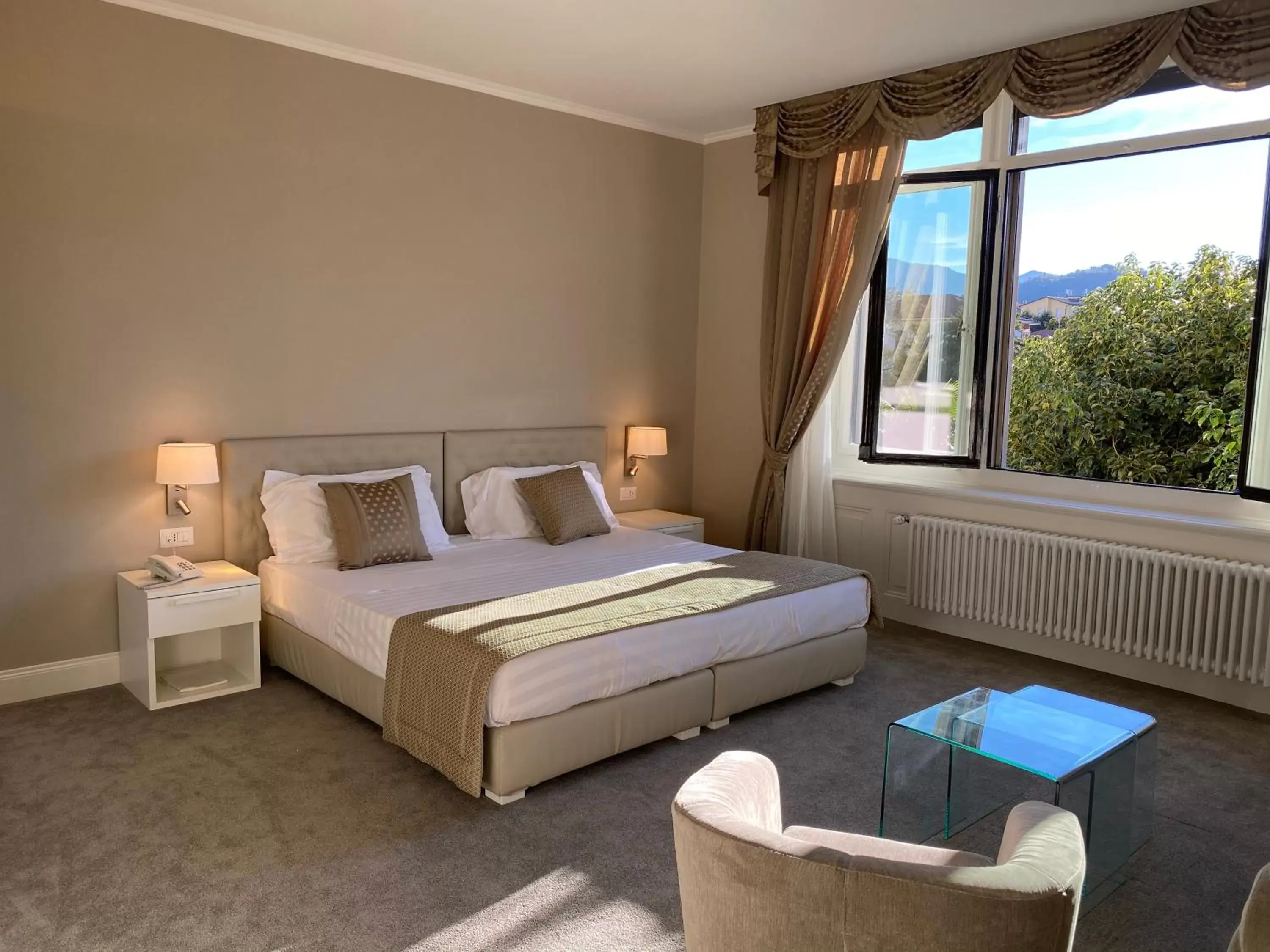 Photo of the whole room, Bed in Camin Hotel Luino
