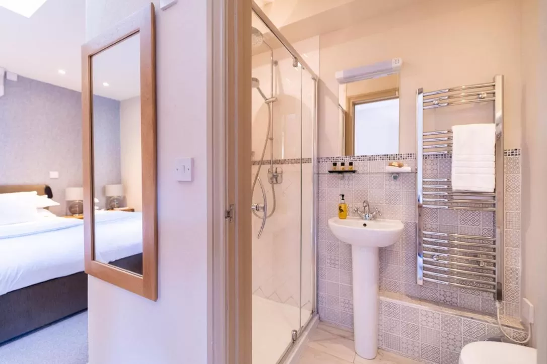 Shower, Bed in The Honingham Buck