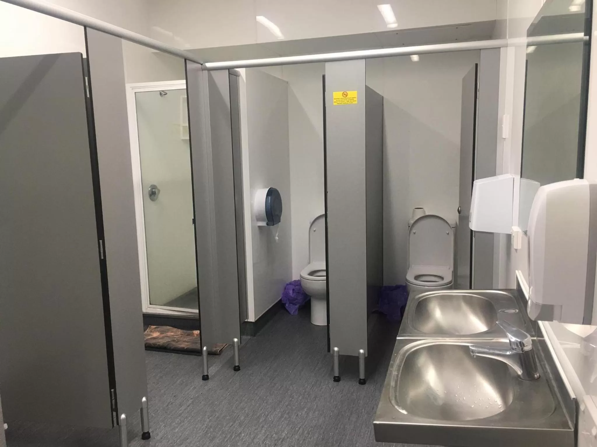 Bathroom in Surf 'N' Snow Backpackers Across Sky Tower