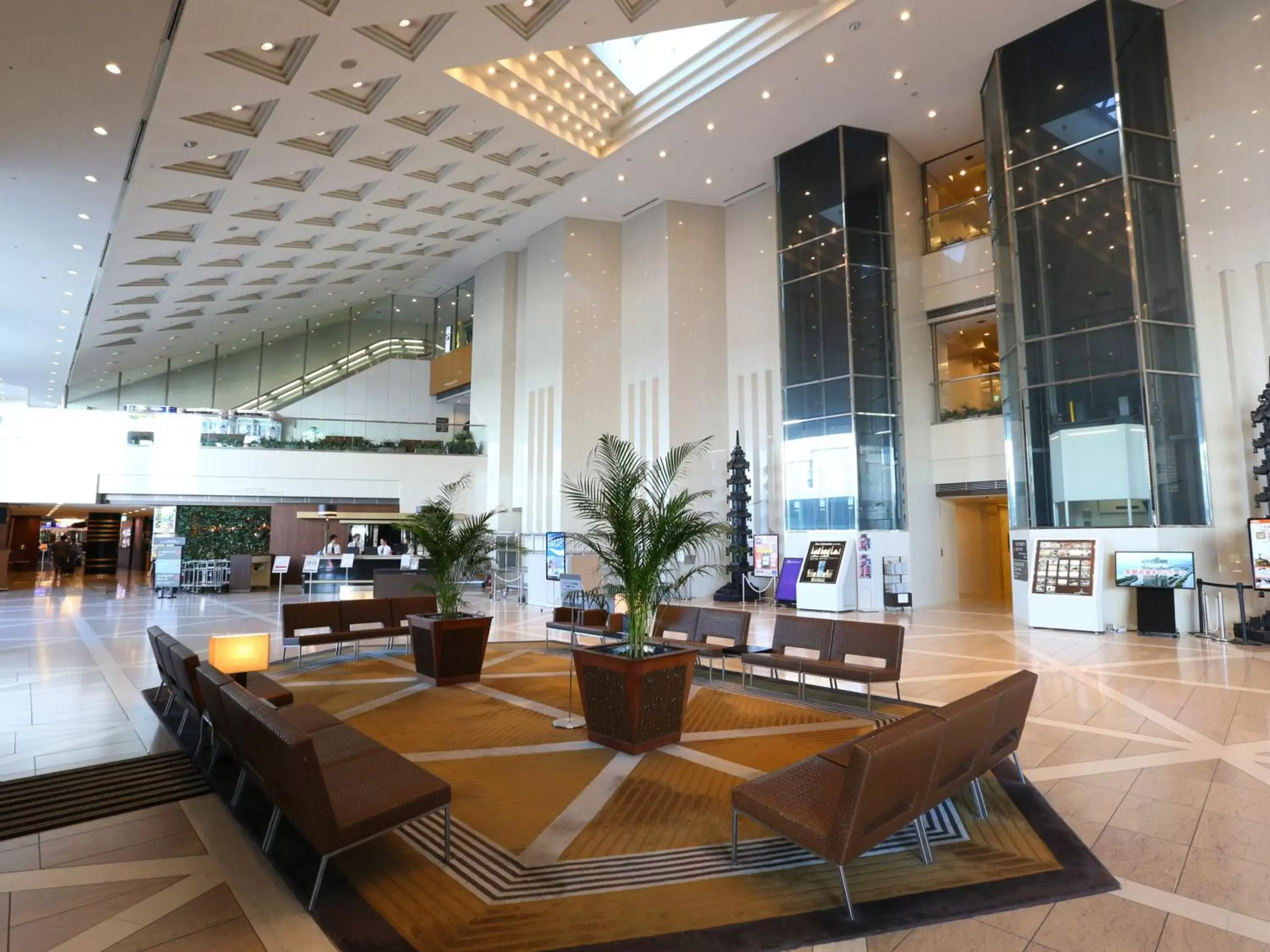 Lobby or reception, Restaurant/Places to Eat in APA Hotel & Resort Tokyo Bay Makuhari