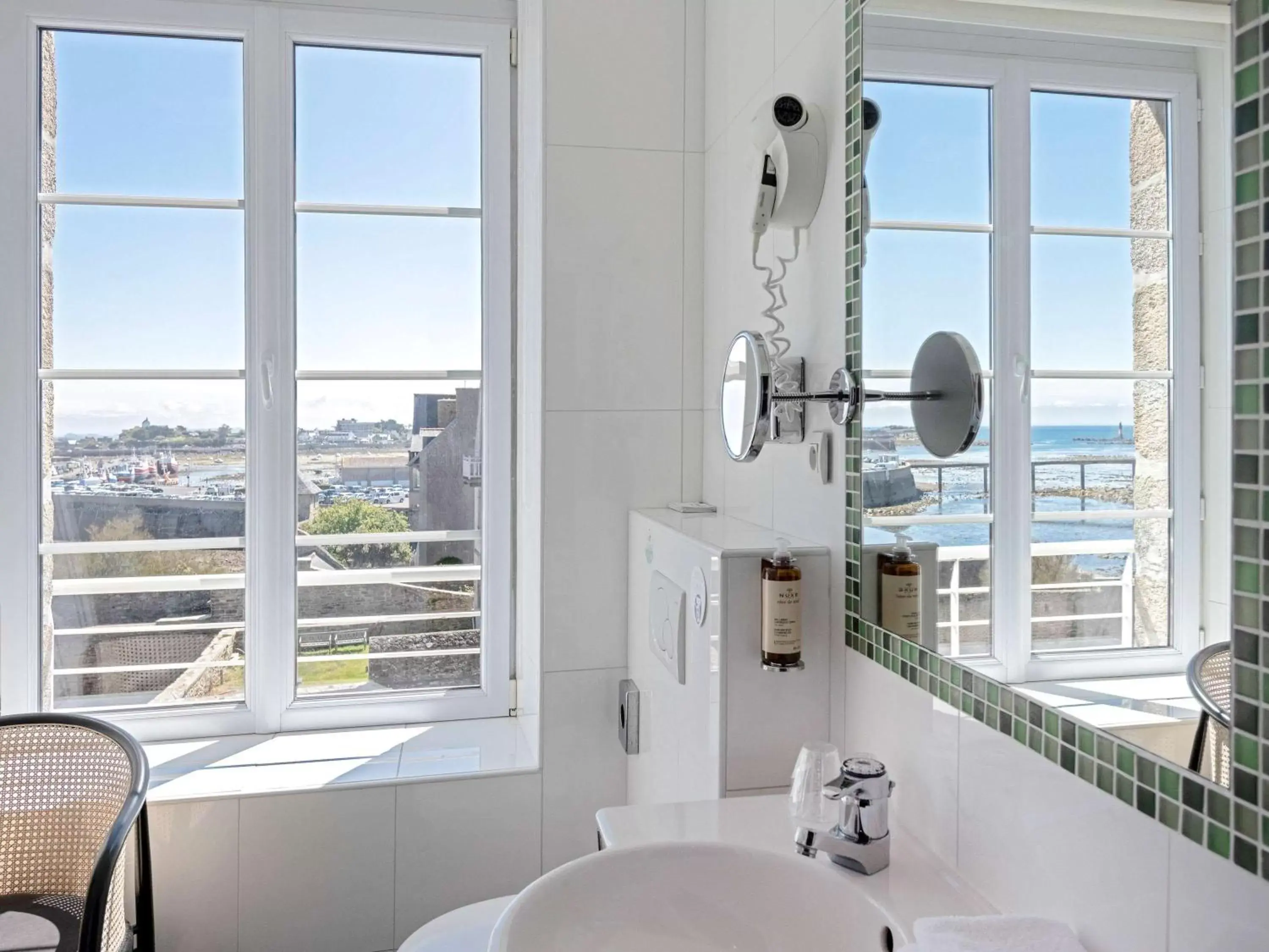 Photo of the whole room, Bathroom in Hotel Mercure Roscoff Bord De Mer