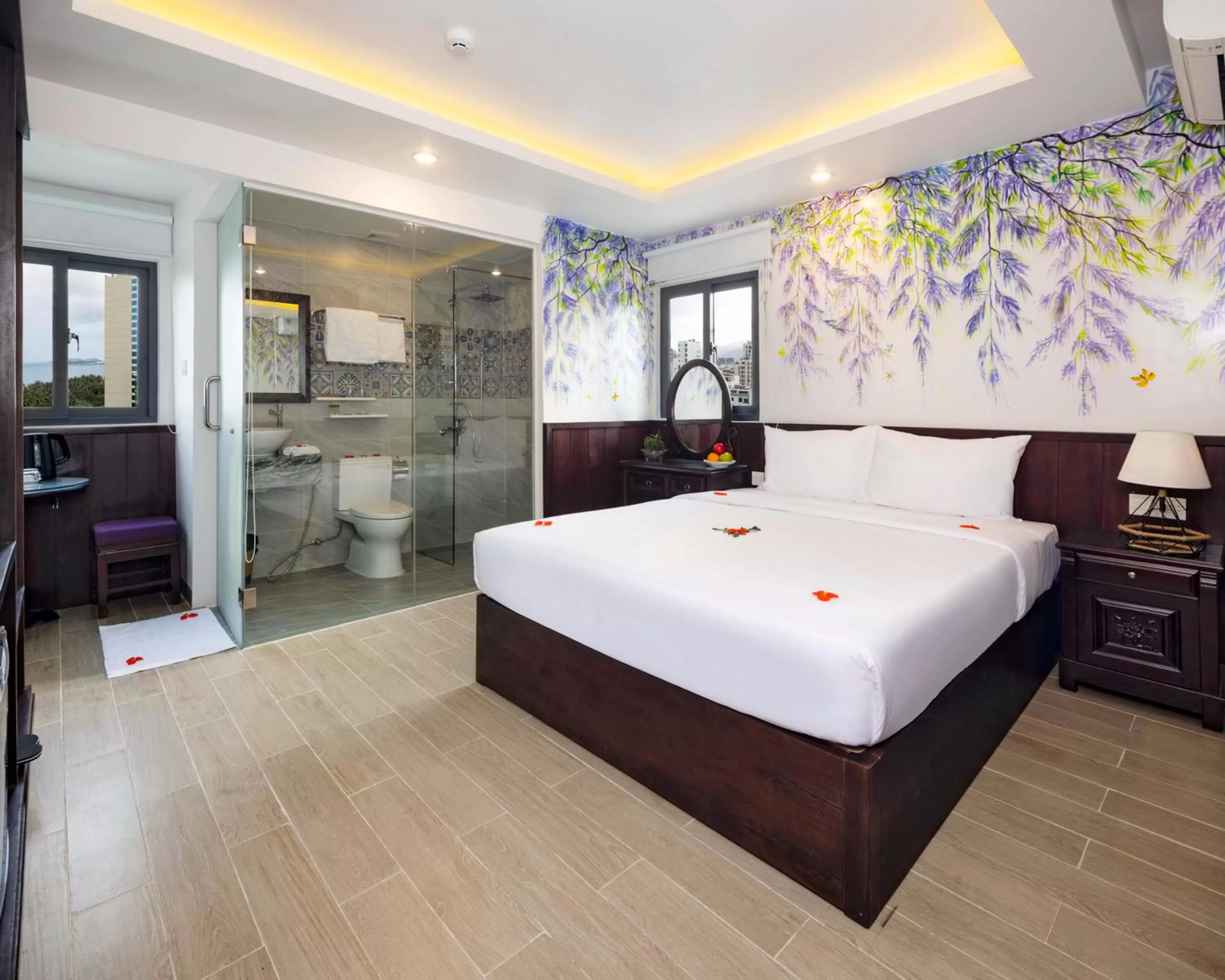 Bathroom, Bed in Azura Gold Hotel & Apartment