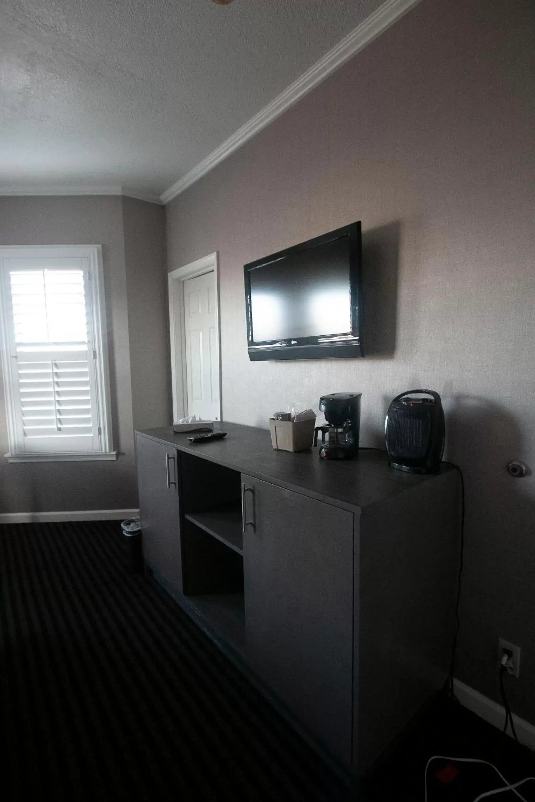 Coffee/tea facilities, TV/Entertainment Center in Alpha Inn and Suites