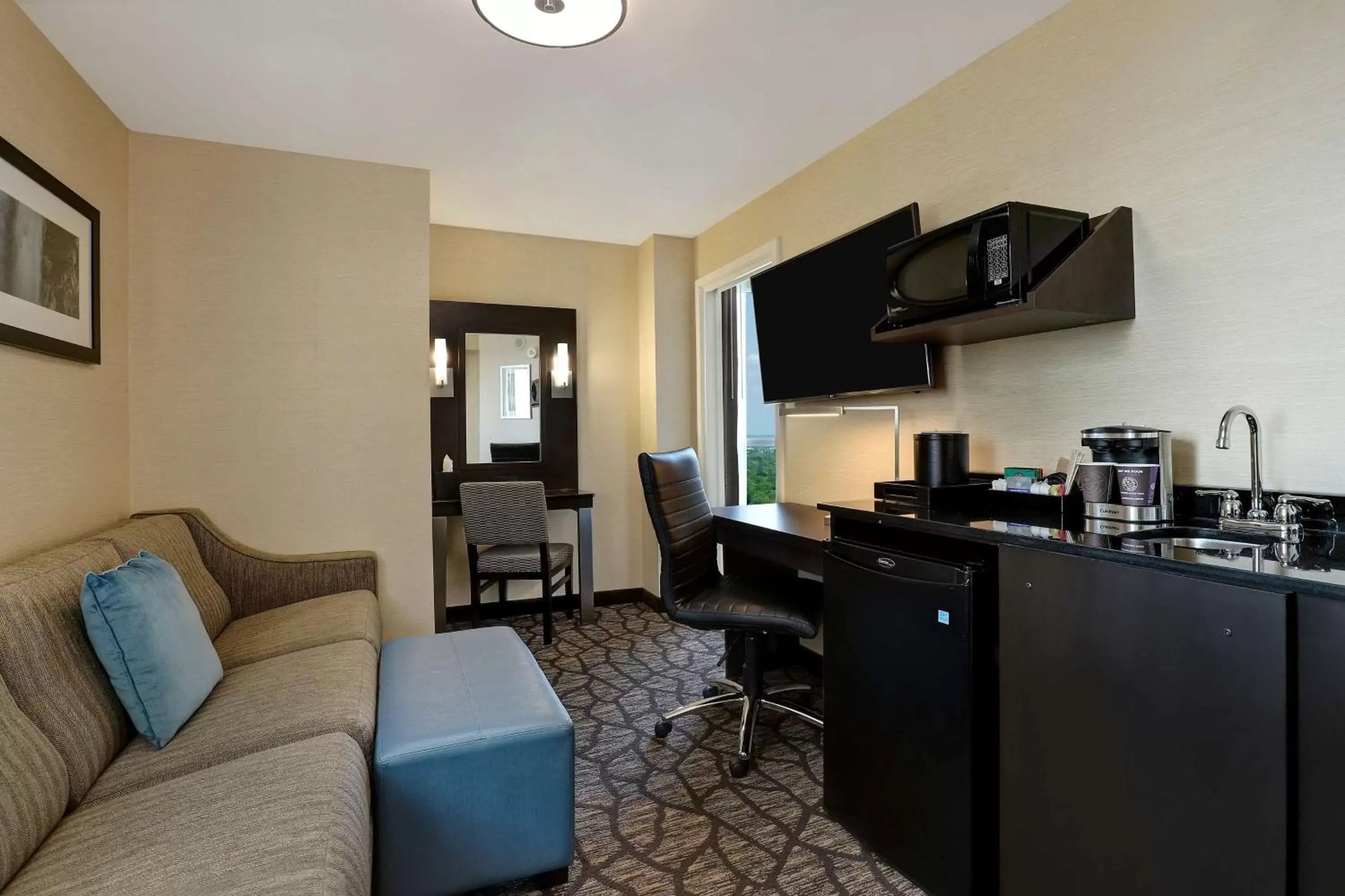 Living room, TV/Entertainment Center in Embassy Suites by Hilton Niagara Falls/ Fallsview