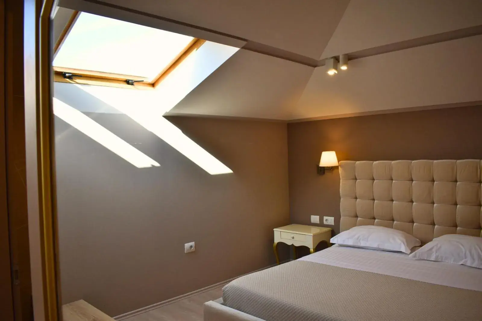 Restaurant/places to eat, Bed in Hotel Rezidenca Desaret Restaurant/places to eat, Bed in Hotel Rezidenca Desaret