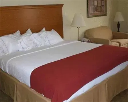 Bed in Holiday Inn Express Hotel & Suites Zapata, an IHG Hotel