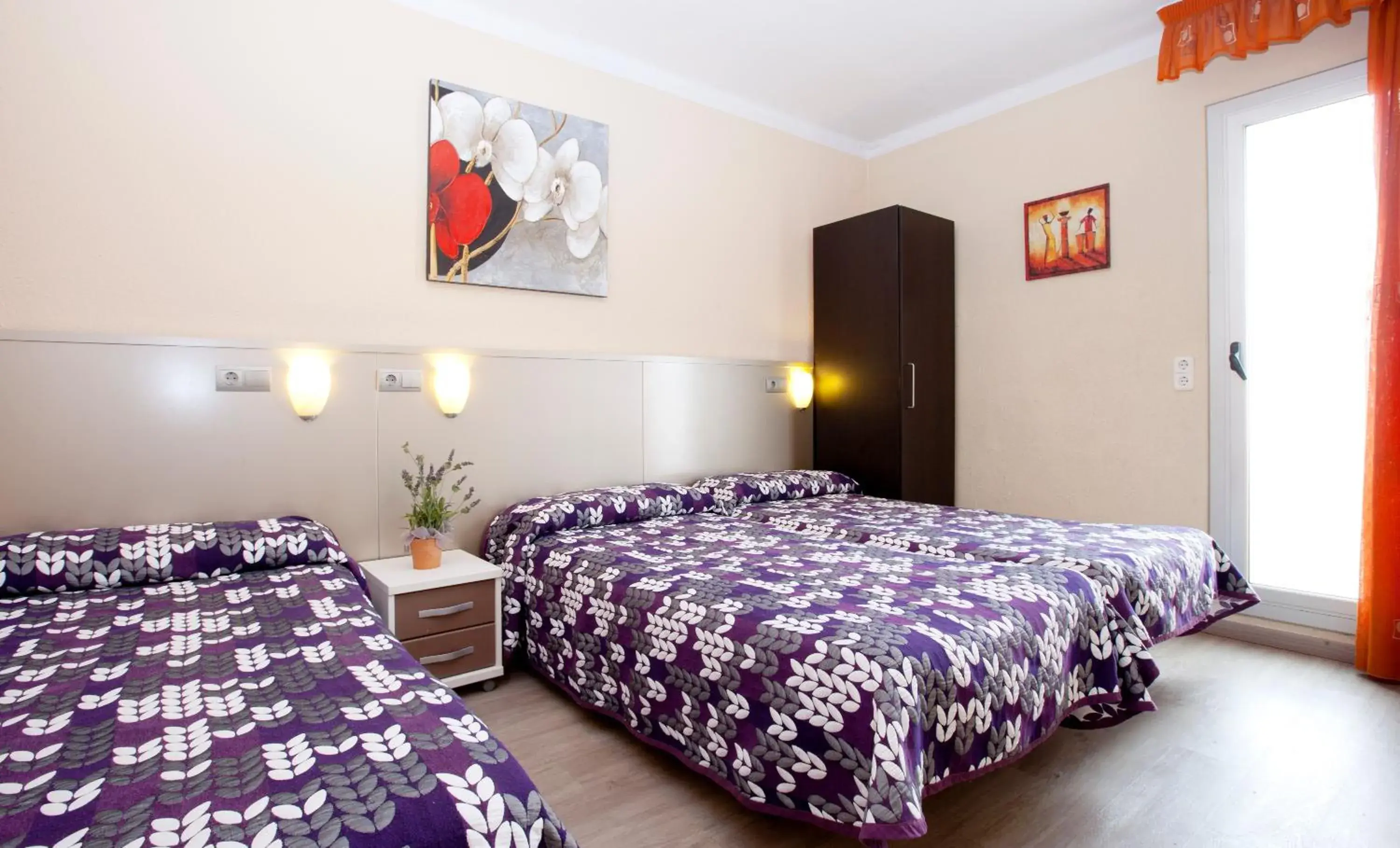 Photo of the whole room, Bed in Hostal Barcelona Photo of the whole room, Bed in Hostal Barcelona