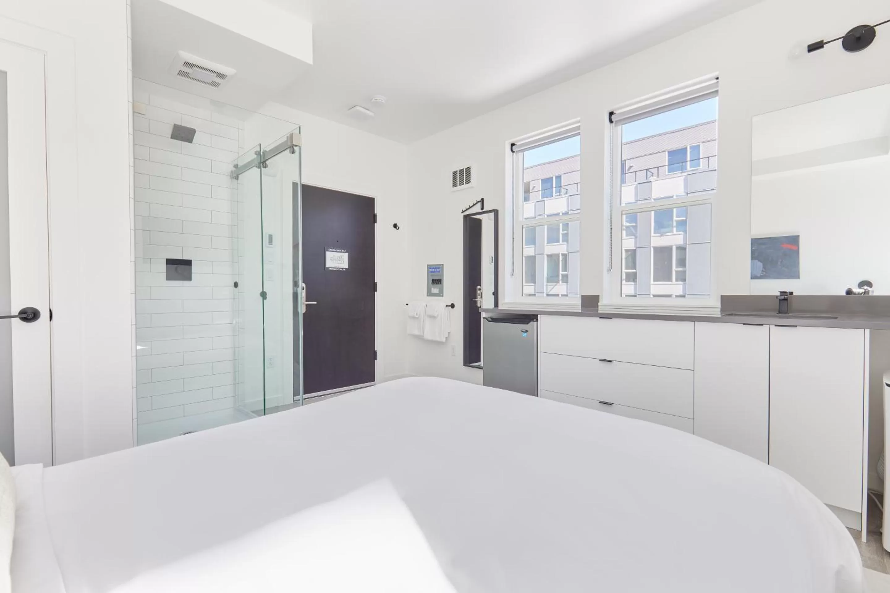 Superior Queen Room in Sonder The Boylston