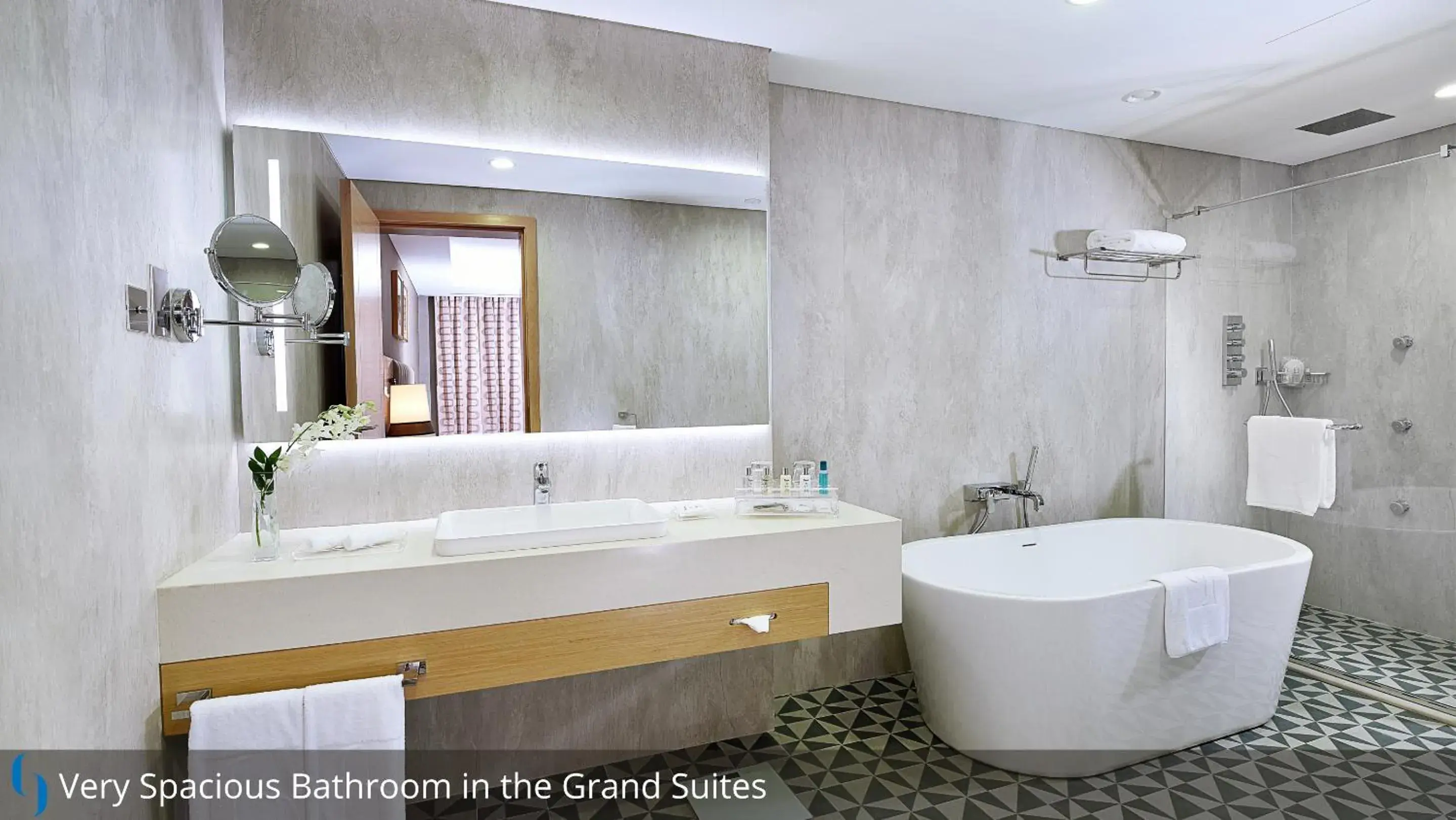 Bathroom in Grand Cosmopolitan Hotel