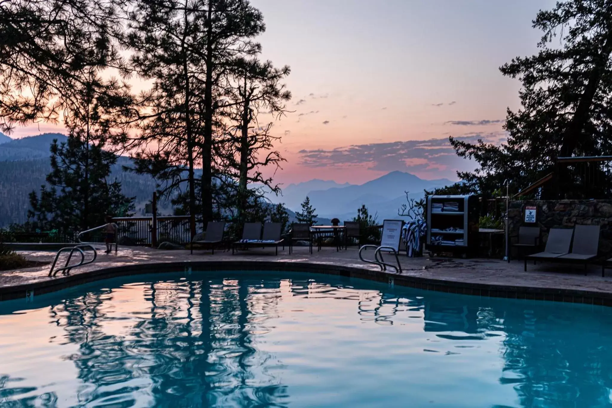 Hot Tub, Swimming Pool in Sun Mountain Lodge