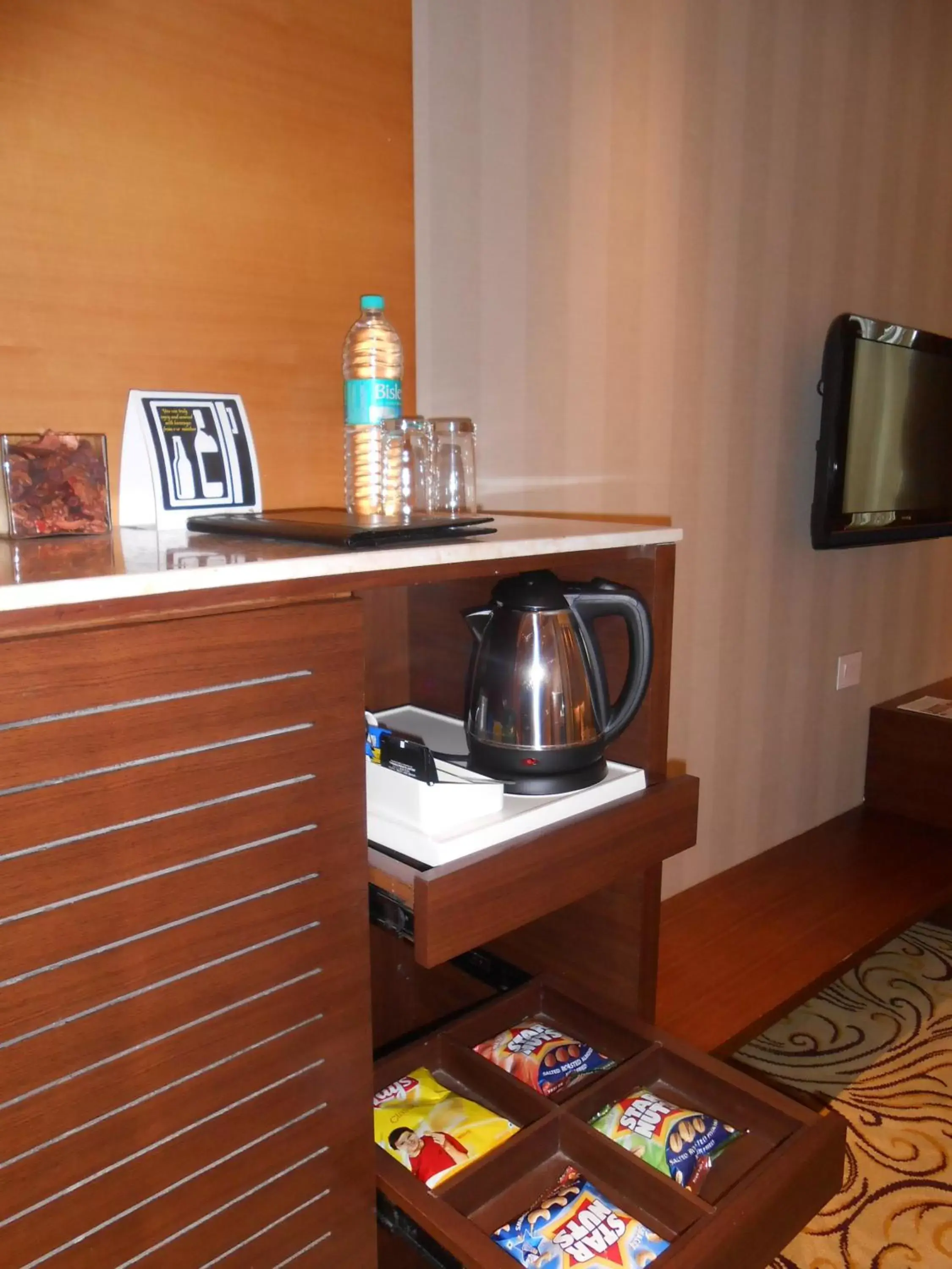 Coffee/tea facilities, TV/Entertainment Center in Pride Plaza Hotel, Kolkata