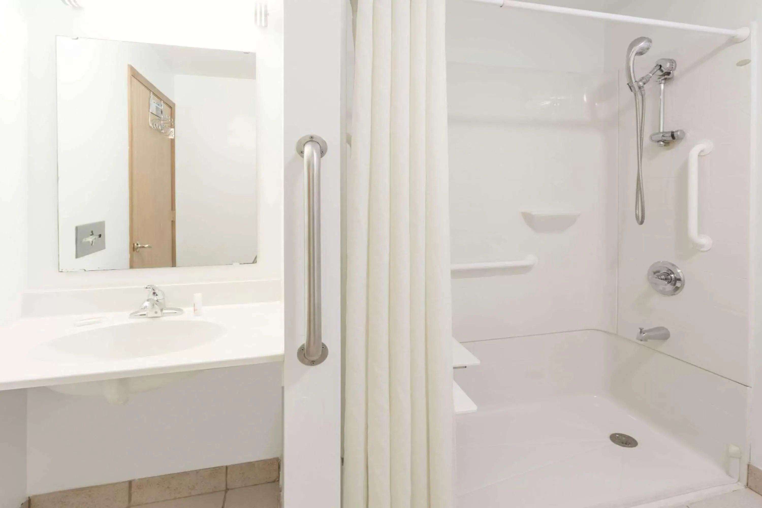 Shower, Bathroom in Super 8 by Wyndham Rock Falls Sterling Area