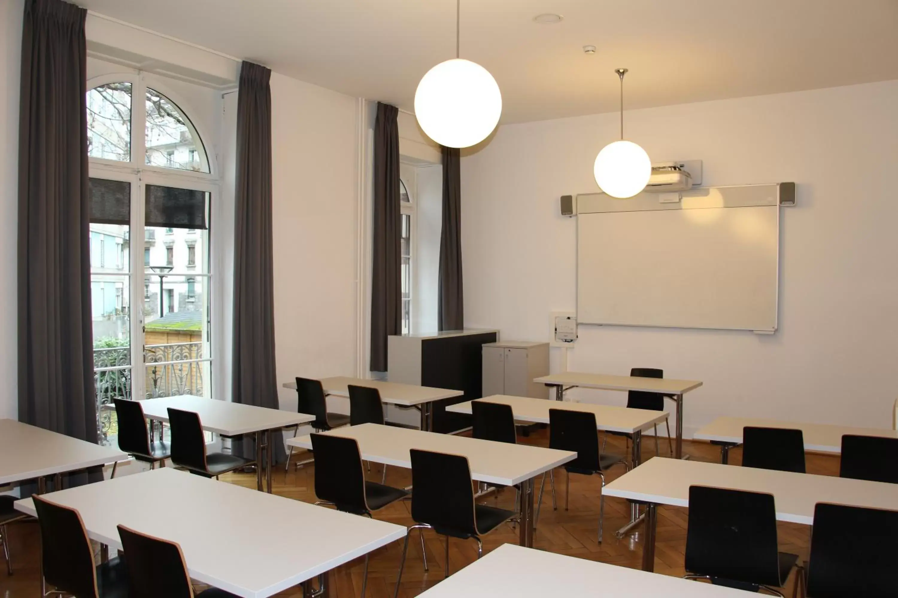 Meeting/conference room, Restaurant/Places to Eat in Geneva Hostel