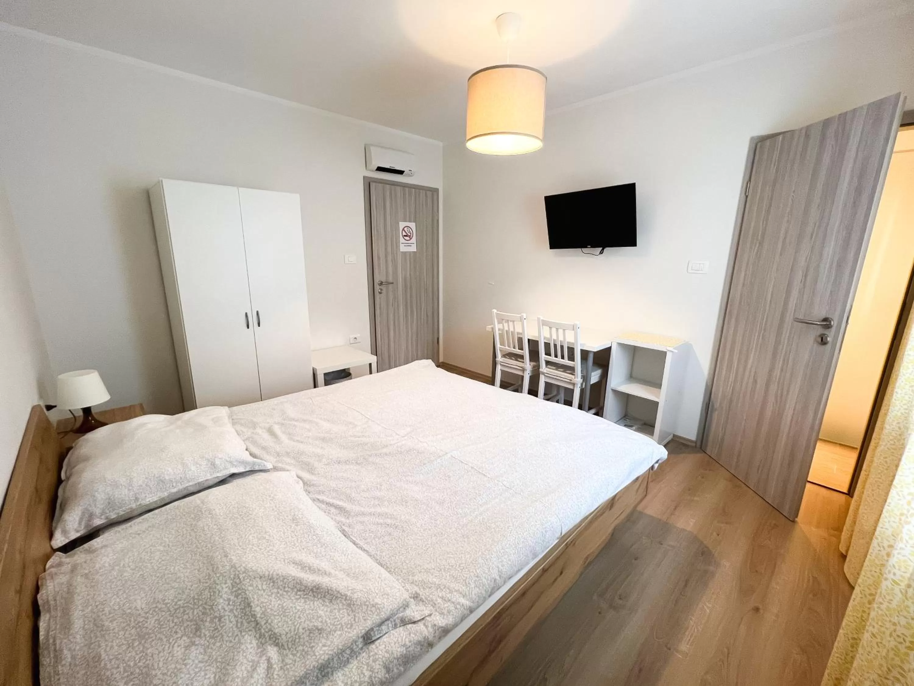 Photo of the whole room, Bed in HOP HOUSE Garni Hotel