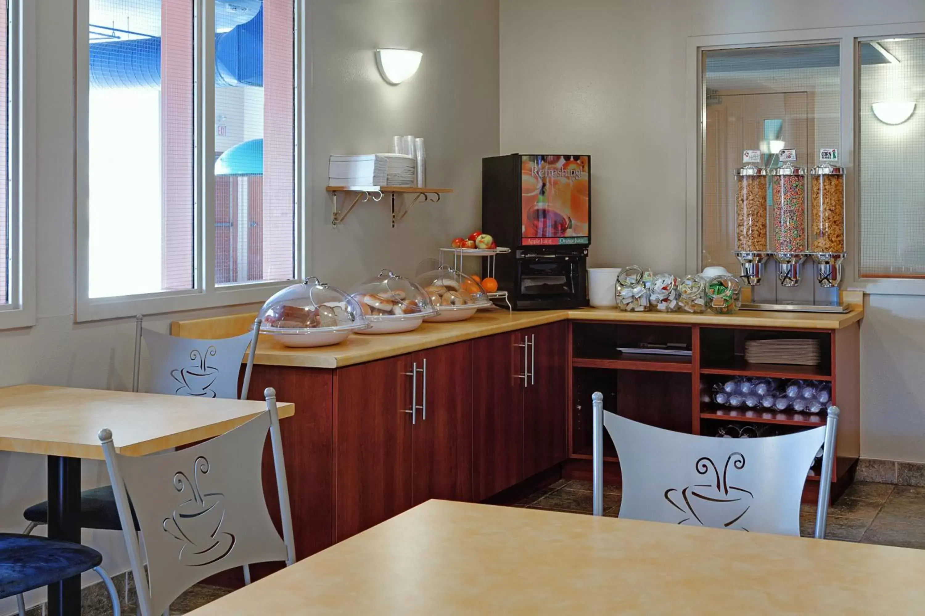 Continental breakfast, Restaurant/Places to Eat in Super 8 by Wyndham Caraquet