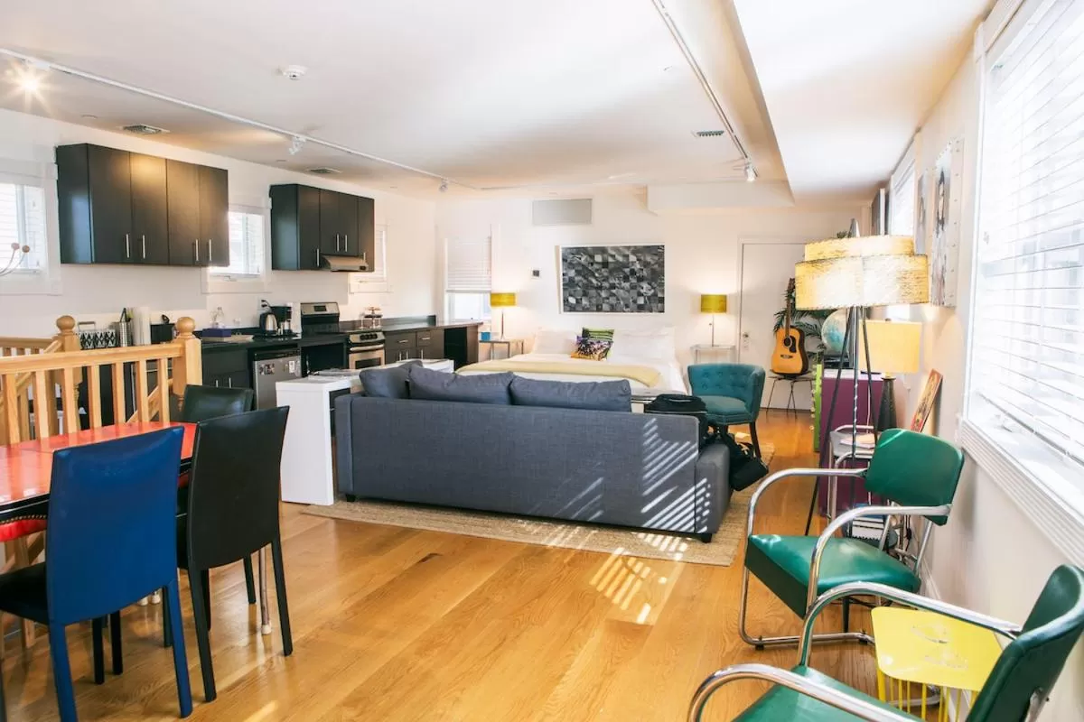 Communal lounge/ TV room in ZEY HOTEL