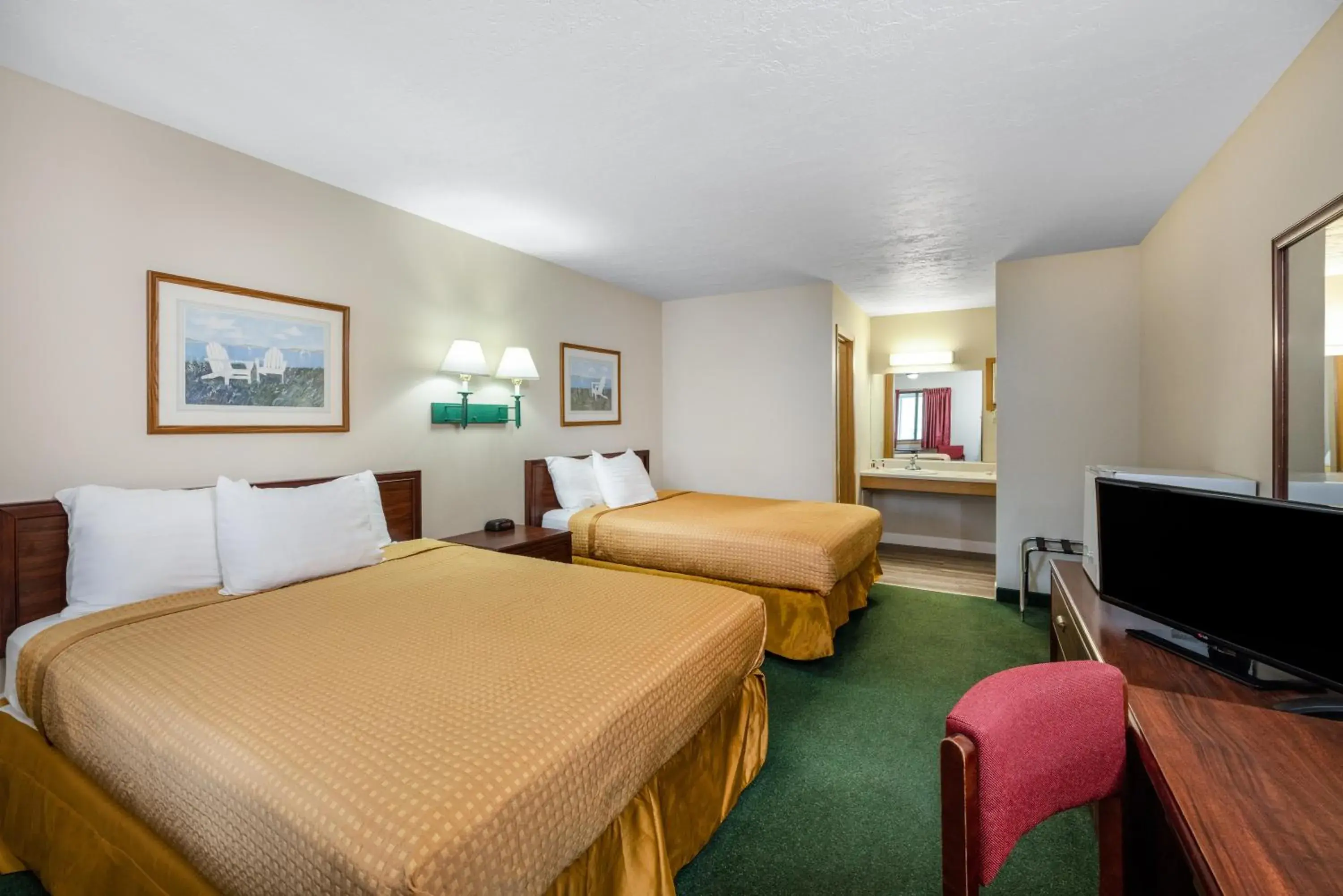 Bed in Travelodge by Wyndham Spirit Lake/Okoboji