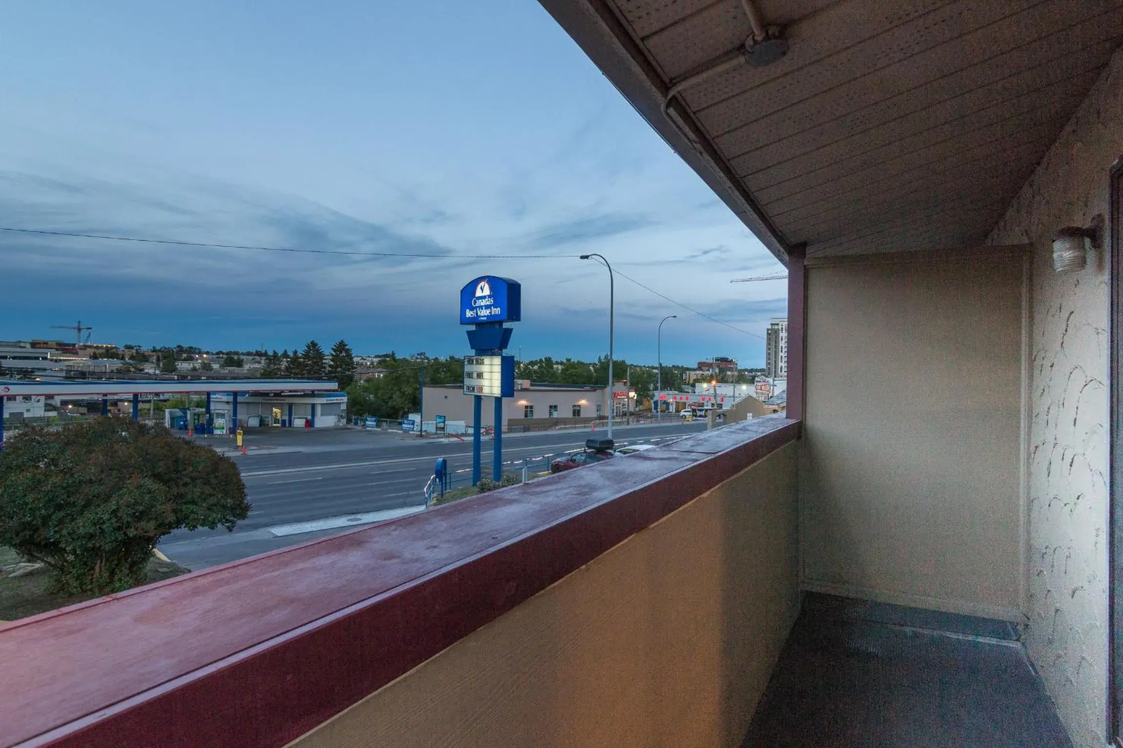 Street view, Balcony/Terrace in Canadas Best Value Inn Chinook Station