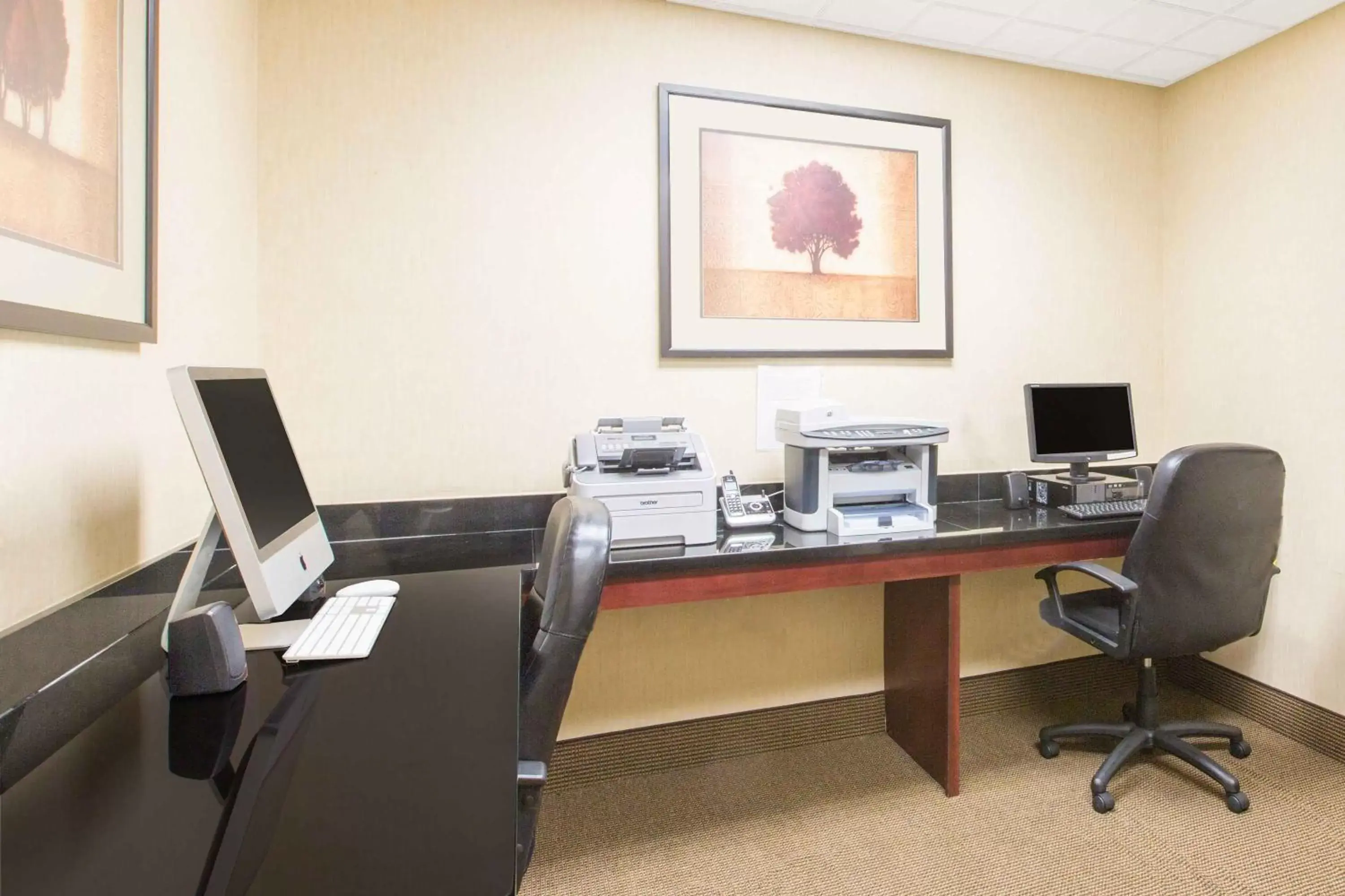 Business Area/Conference Room in Wingate By Wyndham Southport