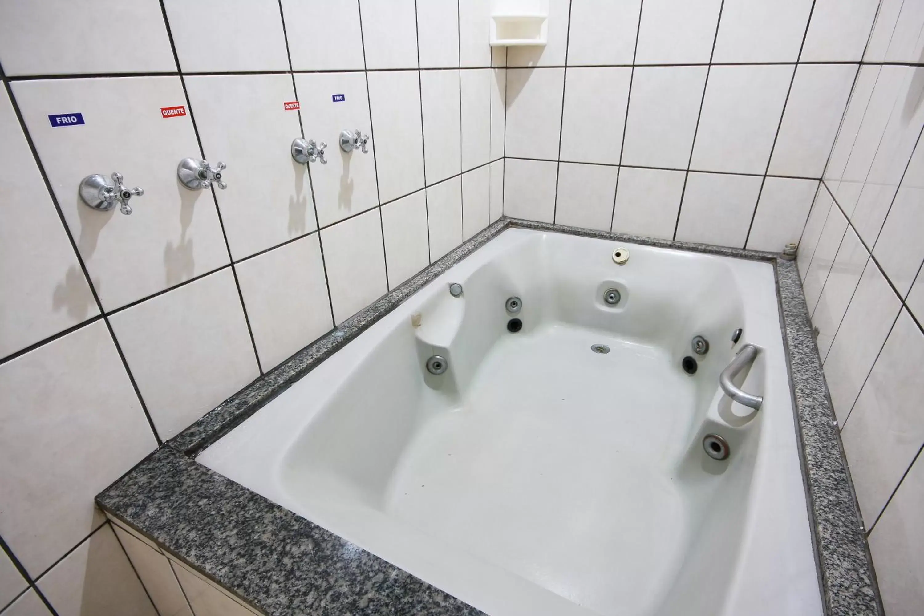 Hot Tub, Bathroom in Calamares Hotel São Caetano