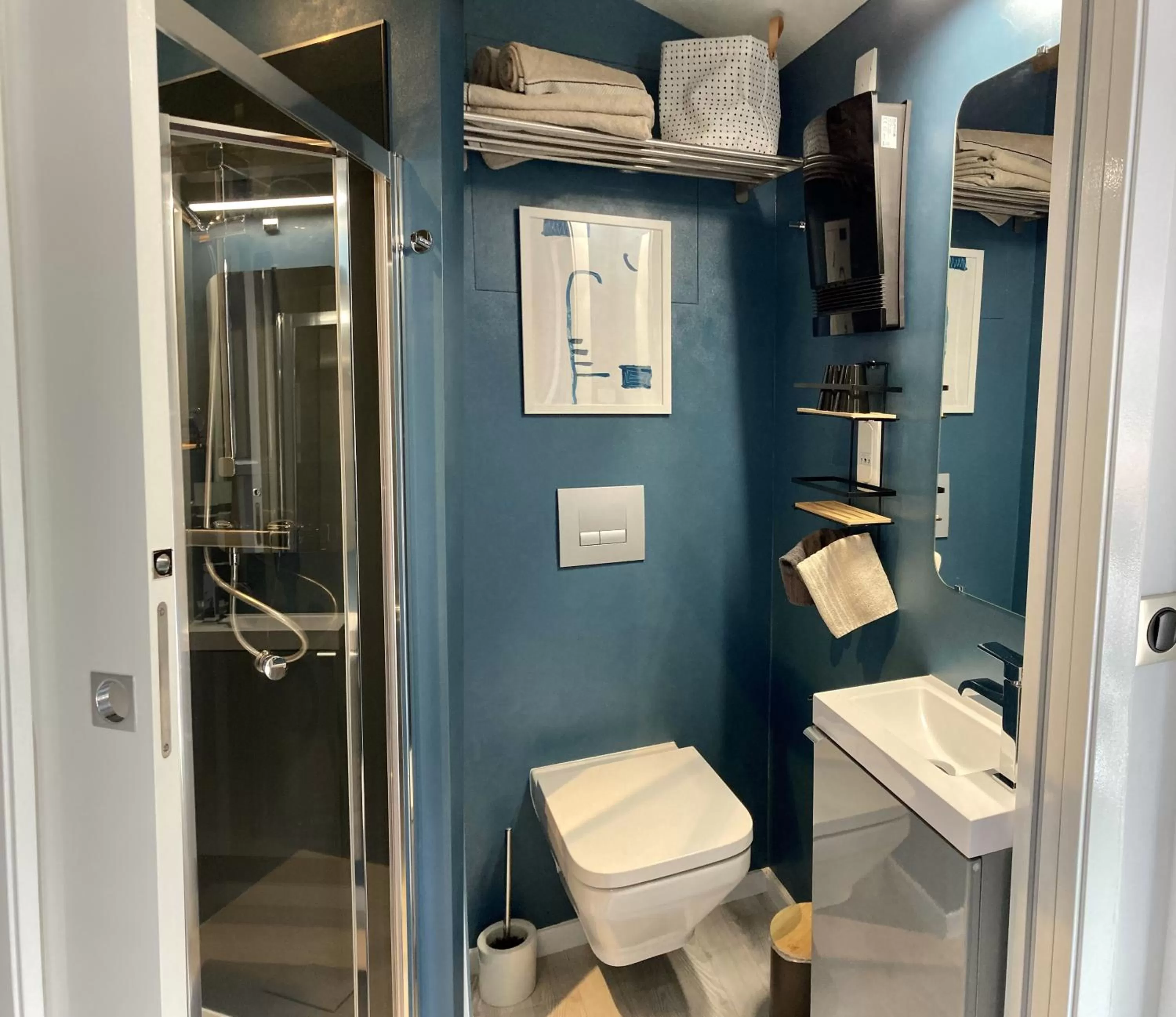 Toilet in AUX 4 LOGIS - Studio Le Roof - Une vue splendide - Petit déjeuner offert 1ère nuit